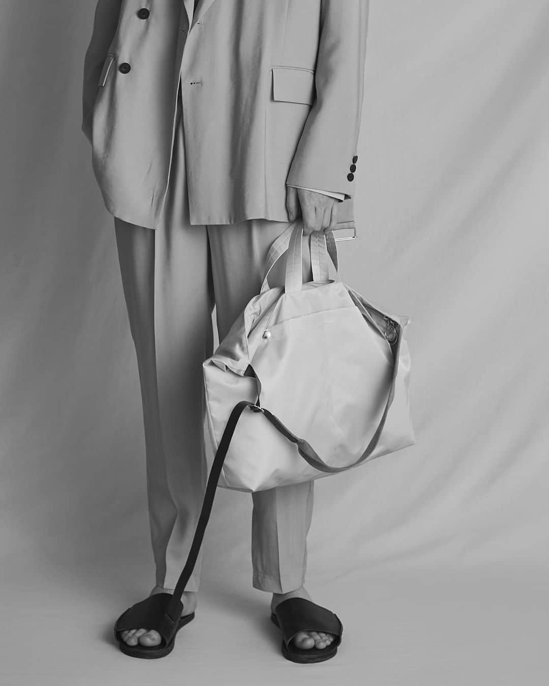 ウィザードのインスタグラム：「2021 SPRING SUMMER COLLECTION “SCREAMING LIFE”  WATER-REPELLENT SHOULDER BAG  耐水・撥水性を備えたナイロン100%の高密度生地を素材に使用し、アクリルコーティング加工を施すことで独特のハリ感をプラスしています。 ショルダーベルトにはImitation leather suedeを使用し、着用時のズリ落ちや肩への負担を軽減します。 2つのアウトポケット、インナーポケット、着脱可能なキーリング付きです。  #wizzard_fac #wizzard #fashion #tokyofashion #streetfashion #fashionphoto #designersbrand #domesticbrand #mensfashion #bag #メンズファッション #ファッションブランド #ウィザード #バッグ #ショルダーバッグ」
