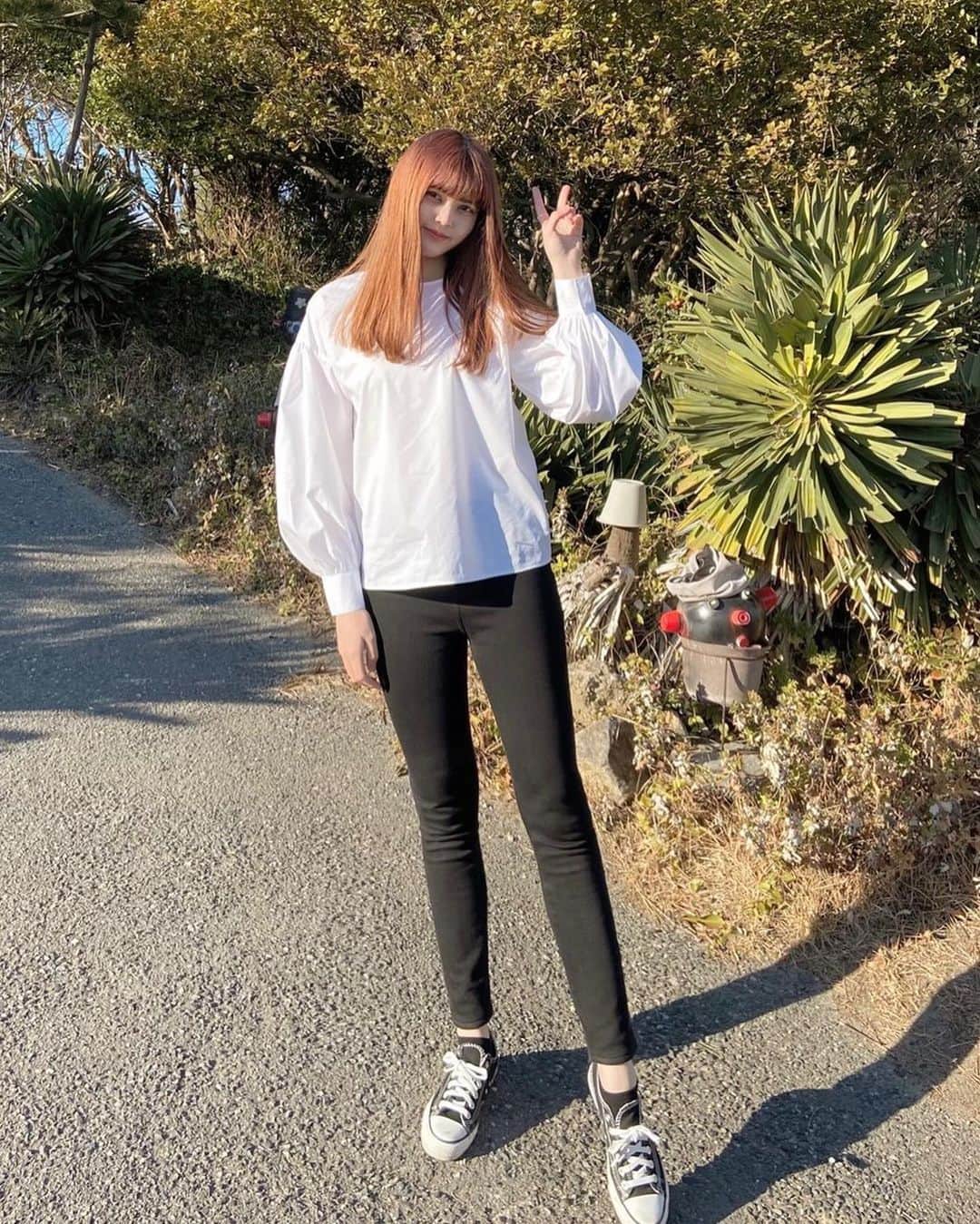 松岡花佳のインスタグラム：「この日は白ブラウス〜🕊🤍  バルーン袖で可愛い🥺ིྀ  これだけでも可愛いし、重ね着で着てもきっと可愛い🥺🛍💝  #gu_for_all  #GUstyle #gupr #ブラウス #ボリュームスリーブブラウス」
