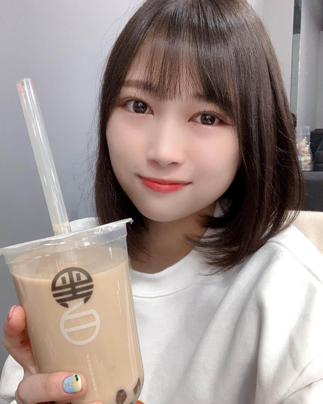 望月ひかりのインスタグラム：「どうぞ🥰  #アイドル #地下アイドル #ショートヘア #ショート女子 #ボブ #idol #黒髪ボブ #乃木坂46 #日向坂46 #坂道 #fff #f4f #l4l #lfl #フォロー返し #tokyo #followｍe #彼女感 #likeforlikes #followforfollowback #japan #いいね返し #自撮り #自撮り女子 #좋아요반사 #팔로우백 #뷰티스타그램 #메이크업 #얼스타그램 #아이돌」