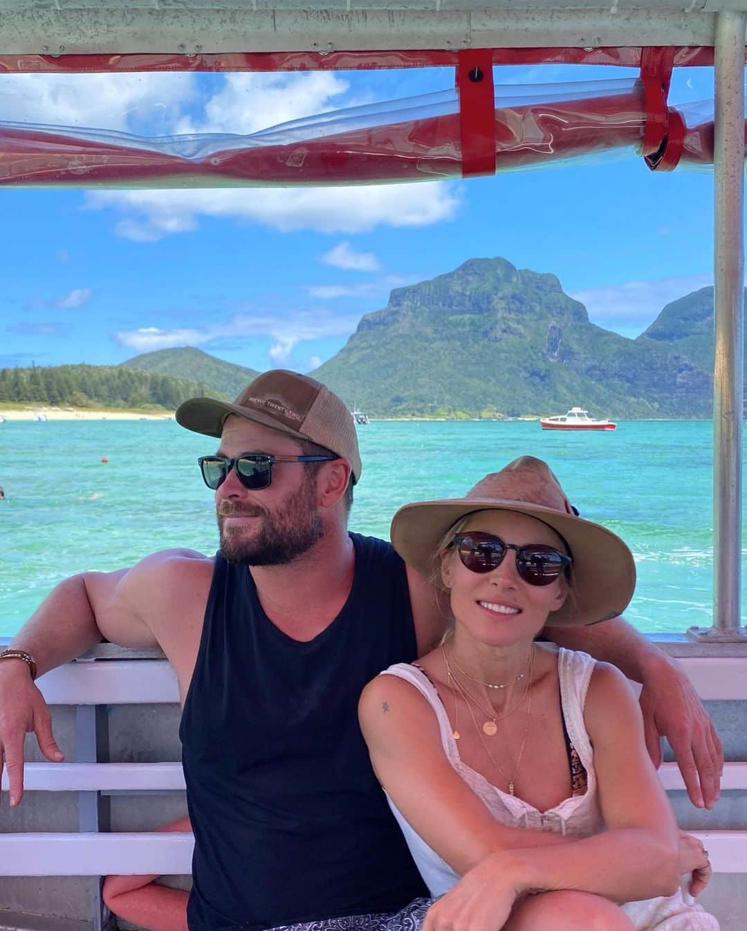 エルサ・パタキーのインスタグラム：「So great to come back to this amazing paradise! @visitlordhoweisland #holydaysandfriends @australia」