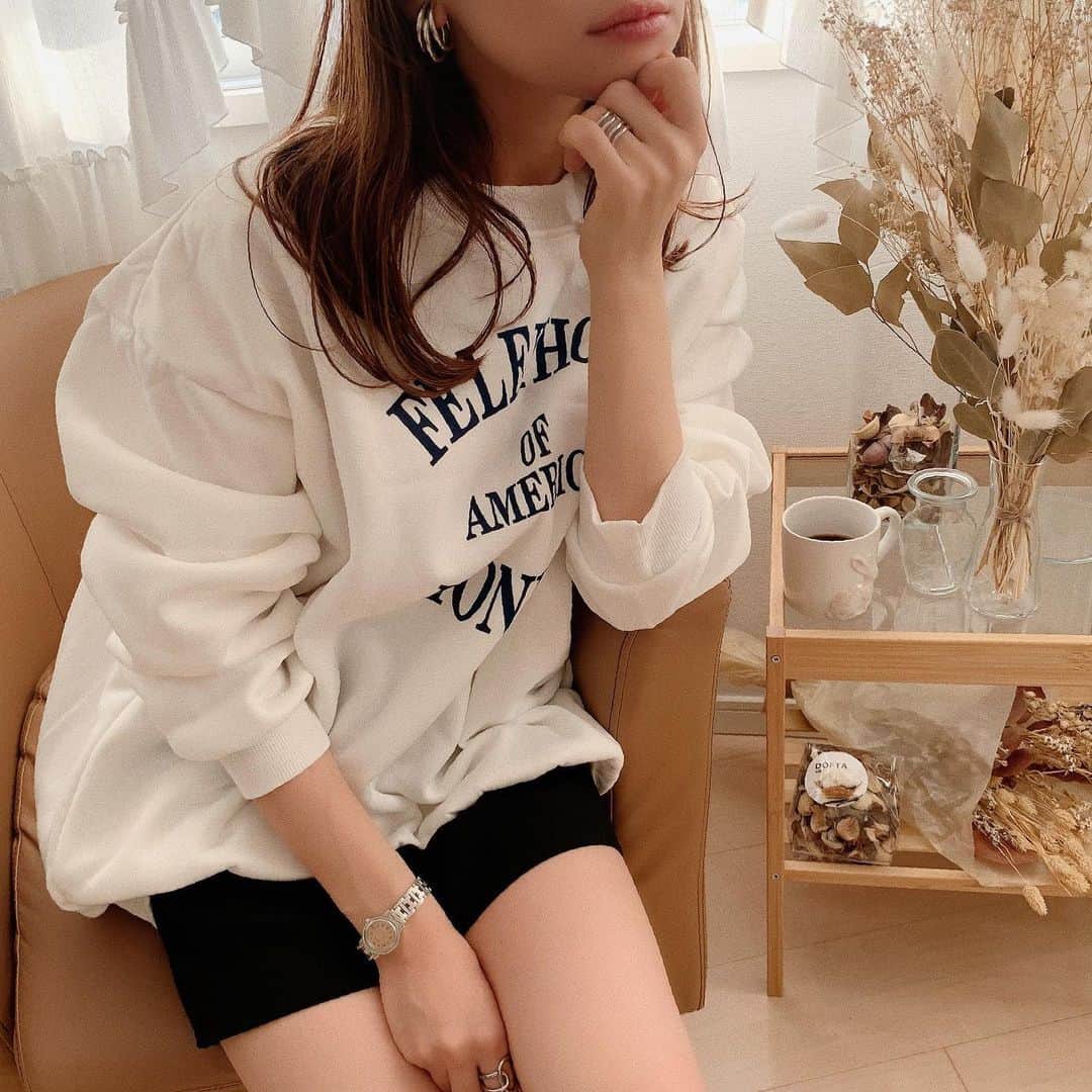 nyaachanのインスタグラム：「* おうち時間が増えると思うので、 散歩時間も増えると思います🙌 というか増やしたいと思います😂 裏起毛スウェットなら、下履き替えるだけですぐお散歩いけるし、お出かけもできるから最近起きたらとりあえずこれ💓 * * #コーディネート#スウェット#ロゴスウェット#おうちコーデ#ショートパンツ#zara#ザラ#ザラジョ#プチプラコーデ#プチプラ#coodinate#instagood#instafashion#ホワイトコーデ#White#」