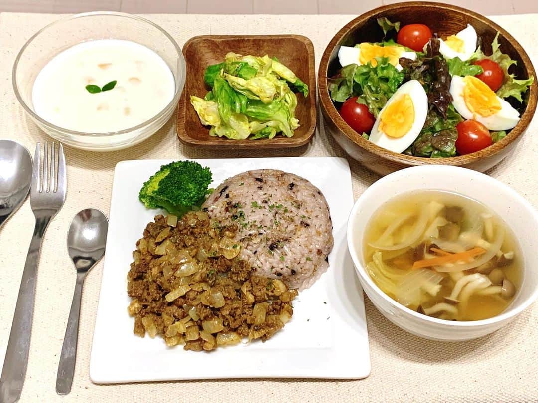 のインスタグラム：「ごはんぬ。  ・ドライカレーwith十六穀米 ・アンチョビキャベツ ・たまごサラダ ・野菜スープ ・ヨーグルト  #dinner #cooking #孤独のグルメ #ひとり飯 #あさみ飯」