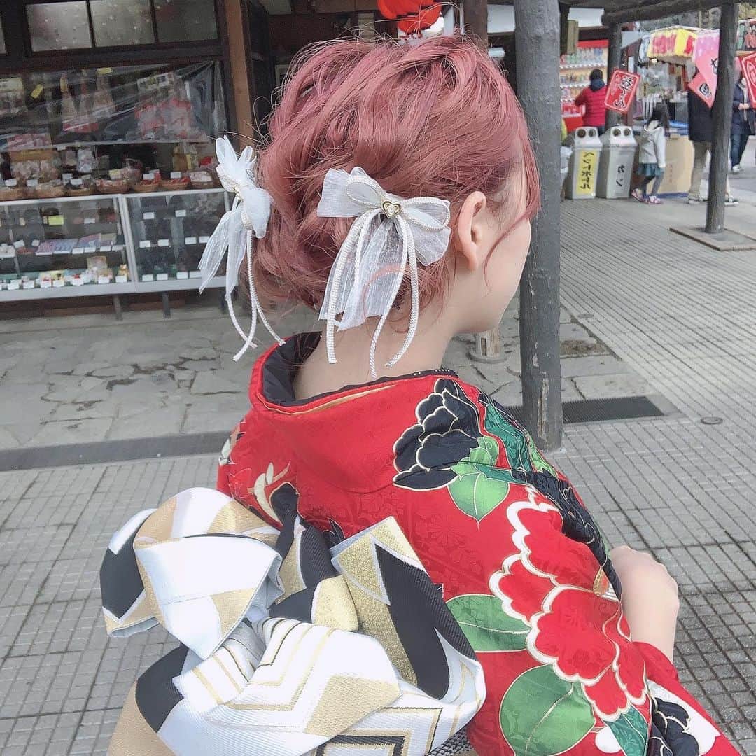 白川れなのインスタグラム：「成人式の髪型参考にしたいとの声があったのでのせる🤭🤭﻿  くるくる〜ってして 下の方で2つお団子❔してる！ ﻿ リボンはなかなか理想の物が見つから﻿ なかったからノリで自分で作った❕🎀笑﻿ ﻿ ﻿ てか、日に当たるとめっちゃ髪ピンク！！ ﻿ ﻿ ﻿ ﻿#ジョイフル恵利  ﻿#成人式ヘア #成人式 #振袖ヘア #振袖  #ピンクカラー #ピンクベージュ #hairstyle #daily_photo_jpn #socialdistancing #makeup #美容学生 #メイク #lilac #バンド#portrait #좋아요 #소통 #팔로우 #팔로미 #오오티디 #데일리룩 #패션 #뷰티스타그램 #메이크업 #셀카 #赞 #粉我 #我的最愛 #韓国ヘア」