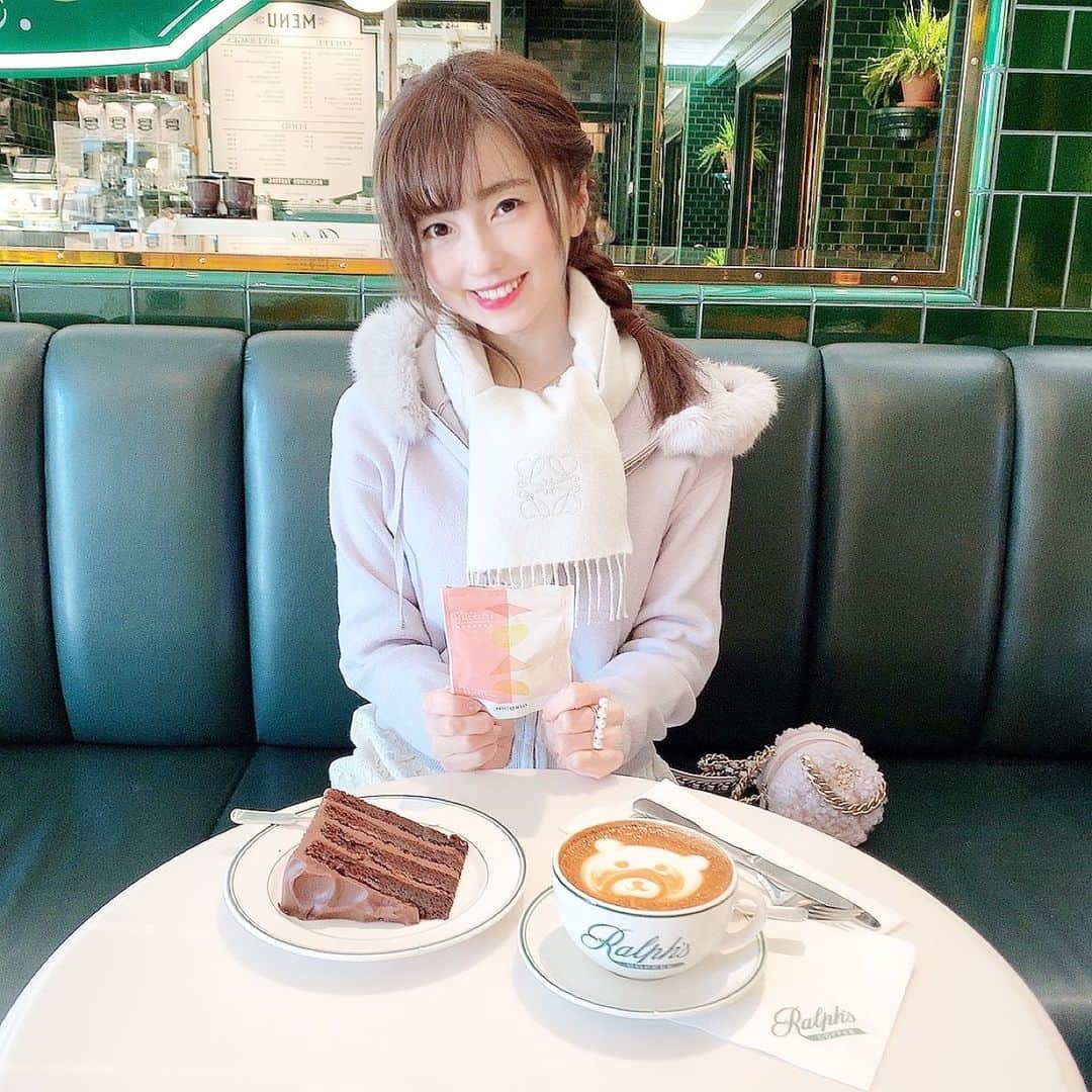 のインスタグラム：「🧸💚﻿ ﻿ 念願のRalph's coffee🧸💚💚💚﻿ くまちゃんラテかわいい🧸💚  ずっと気になっていたチョコレートケーキ甘すぎなくておいしかった💚 ﻿こういうアメリカンなヘビーなケーキだいすきぴ💚💚💚 ﻿ ﻿ #くまちゃん﻿ #チョコレートケーキ ﻿ #ラルフズコーヒー﻿ #ラルフローレンカフェ﻿ #表参道﻿ #表参道カフェ﻿ #原宿﻿ #原宿カフェ」