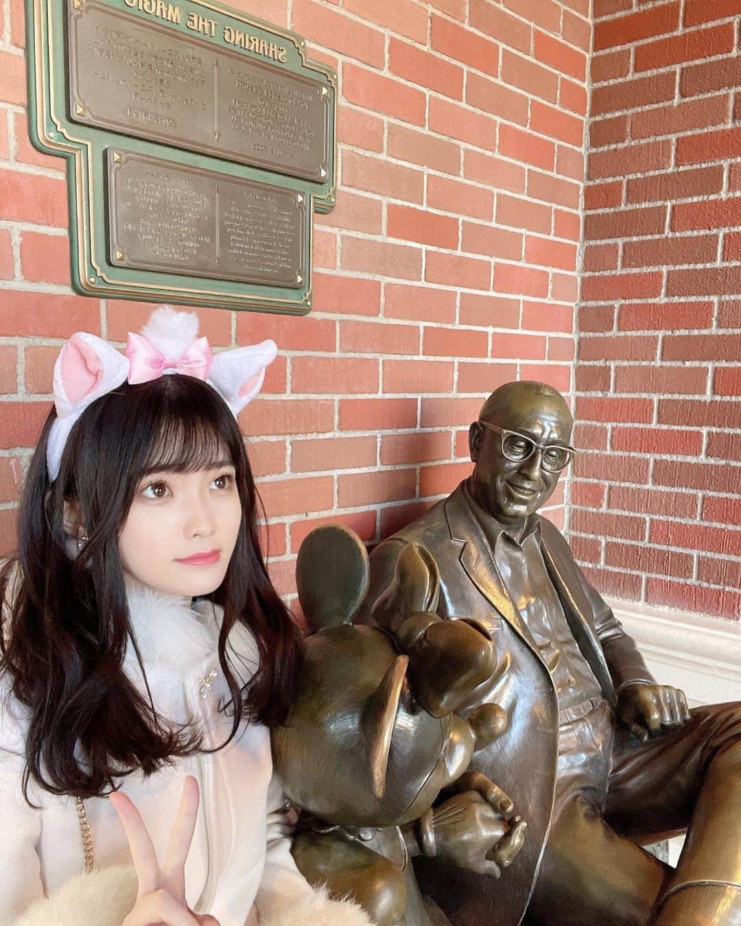 のインスタグラム：「. ミニーマウスと ウォルトの弟、 ロイ・オリヴァー・ディズニーとの 3ショットです📸✨ . ランドのパーク内集合の時は よくここに座って待機してたよ🐶笑 待ち合わせに最適なの。笑 . . #ディズニー#ディズニーランド#disney#disneyland #ディズニーコーデ #マリーちゃん#marie #マリーちゃんコーデ #カチューシャ#ホワイトコーデ #白コーデ #サロモ#サロンモデル#撮影 #shooting #model #instagood #モデル #salon#salonmodel #instagram#サロンモデル募集#portrait #ポートレート#photo#撮影モデル #撮影依頼募集中#撮影依頼#オシャレさんと繋がりたい#おしゃれさんと繋がりたい」