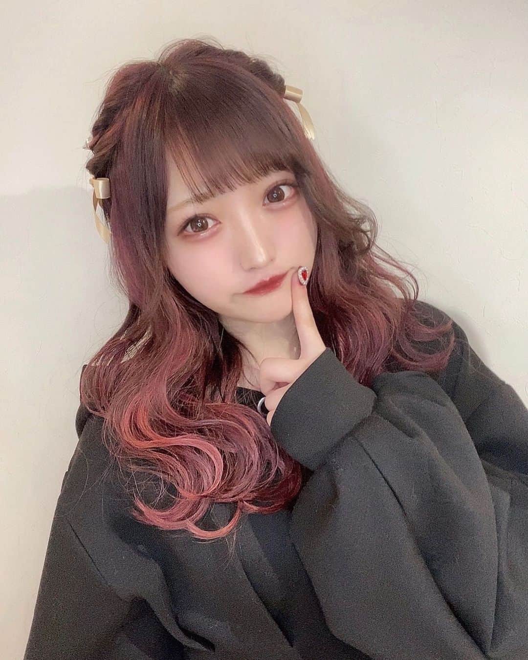 小林莉奈さんのインスタグラム写真 - (小林莉奈Instagram)「髪の毛可愛くしてもらった！♡  今年もたくさん髪の毛可愛くしてもらう😌♪  #赤髪 #カシスカラー #カシスレッド #エクステ #ヘアアレンジ  #ヘアカラー #量産型ヘアメ」1月14日 20時00分 - rina_yoruami