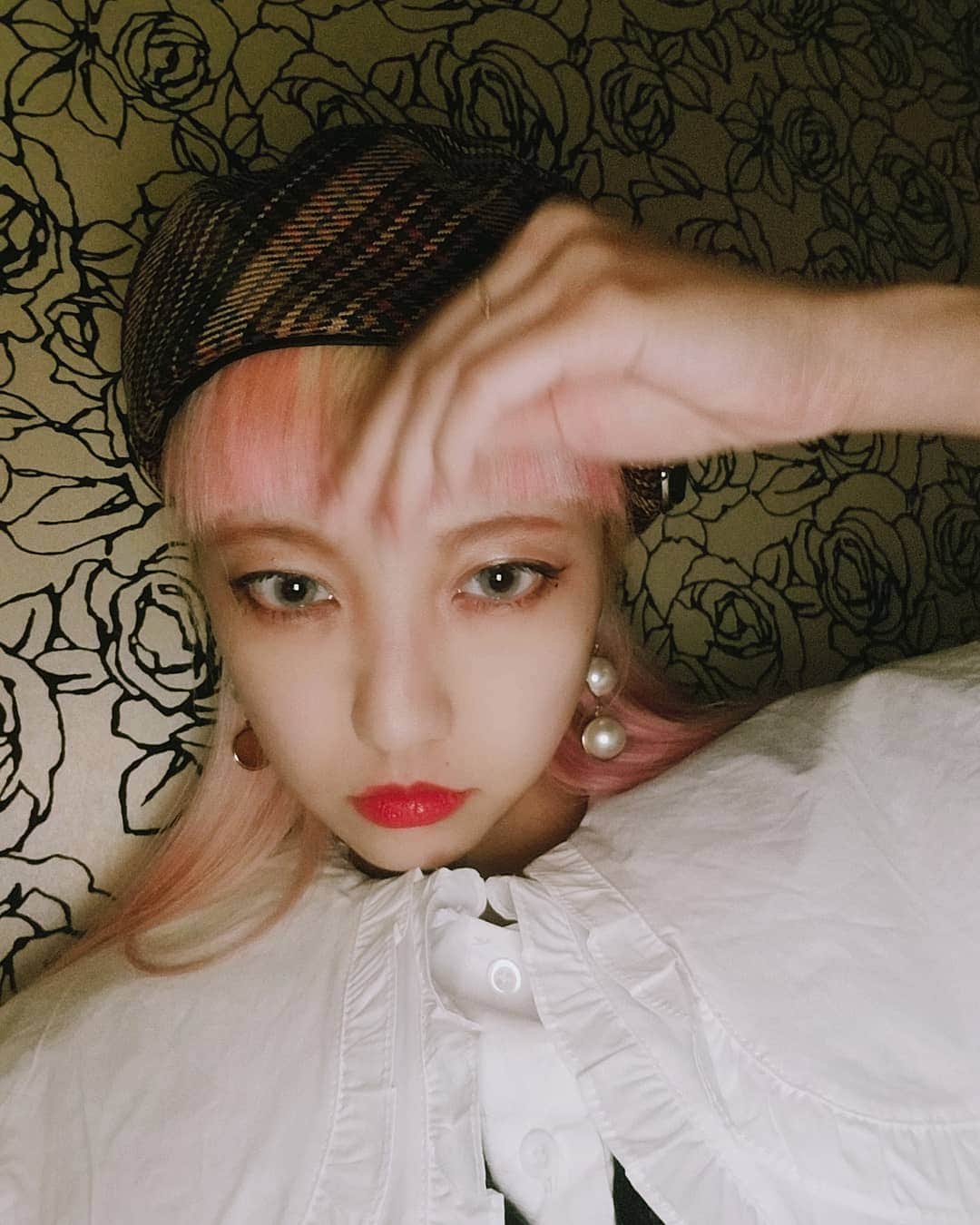 のインスタグラム：「🙋‍♀️🙋‍♀️🙋‍♀️  #🌭 #🍜 #selfie #dolllike #pinkhair」