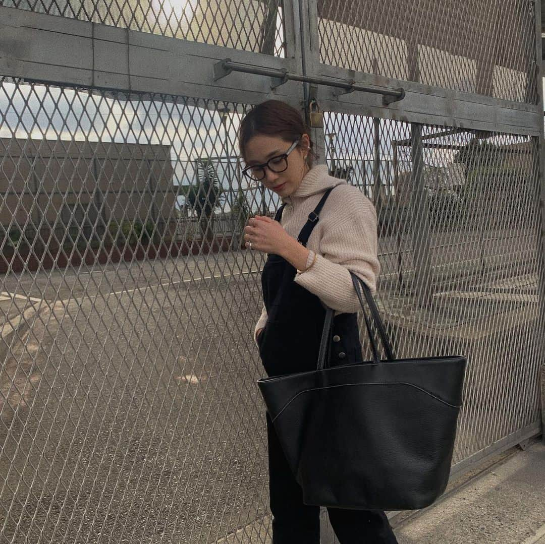 伊地知朋子さんのインスタグラム写真 - (伊地知朋子Instagram)「___ @urbanbobby_official  2021年に誕生する新作のTOTE。 まだサンプル試用段階ですが、 どのお洋服にもすっと溶け込むし 容量たっぷりで毎日使ってる。 自立する張りと程よい柔らかさ。 革もUBオリジナルです✔︎ ____ #urbanbobby #totebag #トートバッグ  #hyogoleather」1月14日 19時53分 - tomoko_urbanbobby