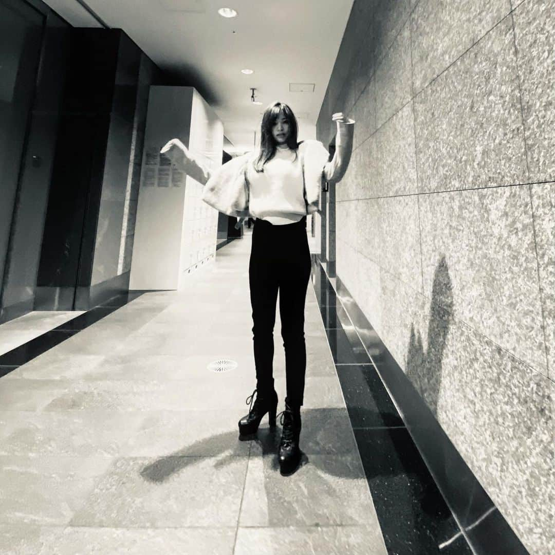 蒼乃茜さんのインスタグラム写真 - (蒼乃茜Instagram)「You are enough.   #photo #camera #photography #iphonecamera #fashion #monotone #monokuro #skinny #jeans #そのままでも #ありのまま #自分らしく  #ファッション #ootd #コーディネート #instagood #instafashion #今日のコーデ #撮影 #girl #me #look #womenstyle #冬コーデ #fashionpic #followｍe #フォロー #📷 #👢 #👖」1月14日 19時57分 - aono_akane