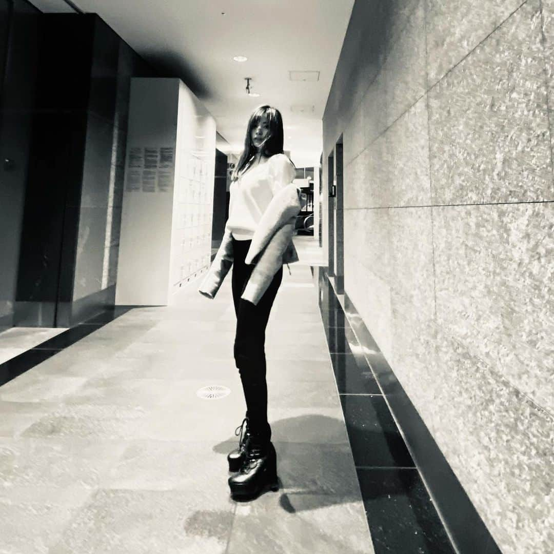 蒼乃茜さんのインスタグラム写真 - (蒼乃茜Instagram)「You are enough.   #photo #camera #photography #iphonecamera #fashion #monotone #monokuro #skinny #jeans #そのままでも #ありのまま #自分らしく  #ファッション #ootd #コーディネート #instagood #instafashion #今日のコーデ #撮影 #girl #me #look #womenstyle #冬コーデ #fashionpic #followｍe #フォロー #📷 #👢 #👖」1月14日 19時57分 - aono_akane