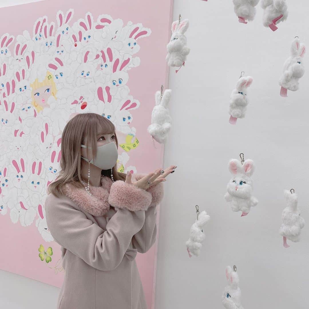 あいにゃんさんのインスタグラム写真 - (あいにゃんInstagram)「だいすきなfoxyの個展🐰💗💭💕 マスクチェーンおしゃれでかわいいし外した時も何処やったっけ？て探さなくていいからめっちゃ便利✨ * * #foxy #foxyillustrations #個展 #渋谷パルコ #渋谷 #マスクチェーン #マスクストラップ #マスクアクセサリー #マスク女子  #自撮り女子 #被写体 #メイド #コンカフェ #コンカフェキャスト #サロモ #コスプレイヤー #アイドル #地雷メイク #マスクメイク #美男美女と繋がりたい #お洒落さんと繋がりたい #ピンクコーデ #ピンク #japanesegirl #maid #followforfollowback #いいね返し #フォローミー」1月14日 19時57分 - ainyan0310