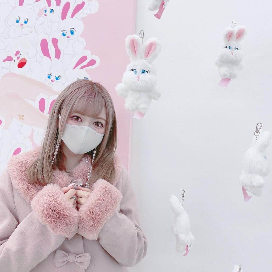 あいにゃんさんのインスタグラム写真 - (あいにゃんInstagram)「だいすきなfoxyの個展🐰💗💭💕 マスクチェーンおしゃれでかわいいし外した時も何処やったっけ？て探さなくていいからめっちゃ便利✨ * * #foxy #foxyillustrations #個展 #渋谷パルコ #渋谷 #マスクチェーン #マスクストラップ #マスクアクセサリー #マスク女子  #自撮り女子 #被写体 #メイド #コンカフェ #コンカフェキャスト #サロモ #コスプレイヤー #アイドル #地雷メイク #マスクメイク #美男美女と繋がりたい #お洒落さんと繋がりたい #ピンクコーデ #ピンク #japanesegirl #maid #followforfollowback #いいね返し #フォローミー」1月14日 19時57分 - ainyan0310