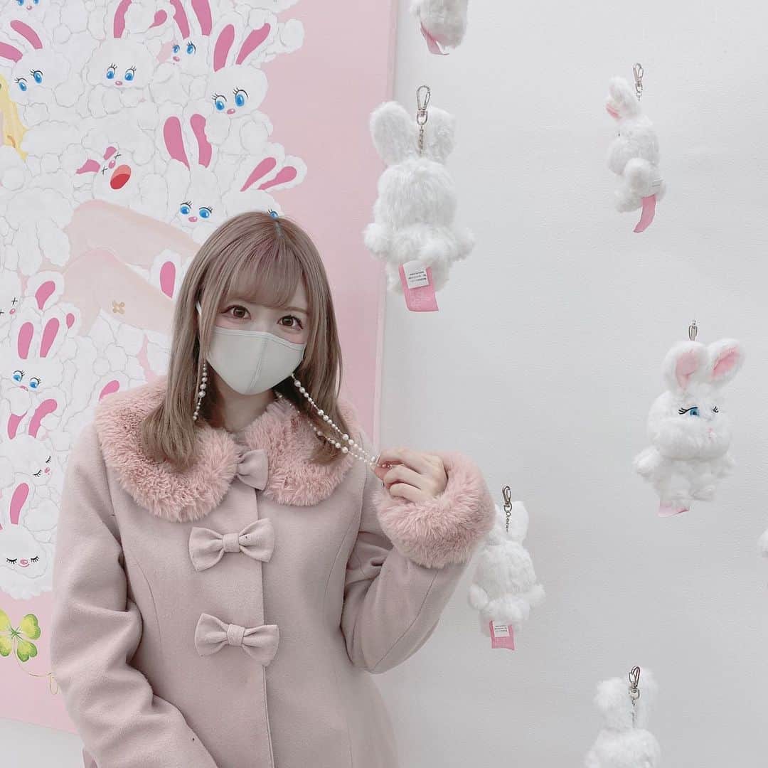 あいにゃんさんのインスタグラム写真 - (あいにゃんInstagram)「だいすきなfoxyの個展🐰💗💭💕 マスクチェーンおしゃれでかわいいし外した時も何処やったっけ？て探さなくていいからめっちゃ便利✨ * * #foxy #foxyillustrations #個展 #渋谷パルコ #渋谷 #マスクチェーン #マスクストラップ #マスクアクセサリー #マスク女子  #自撮り女子 #被写体 #メイド #コンカフェ #コンカフェキャスト #サロモ #コスプレイヤー #アイドル #地雷メイク #マスクメイク #美男美女と繋がりたい #お洒落さんと繋がりたい #ピンクコーデ #ピンク #japanesegirl #maid #followforfollowback #いいね返し #フォローミー」1月14日 19時57分 - ainyan0310