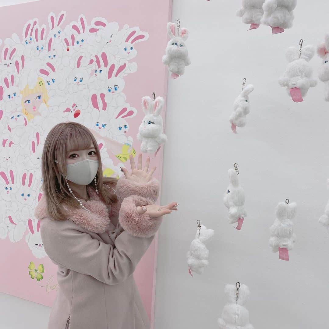 あいにゃんさんのインスタグラム写真 - (あいにゃんInstagram)「だいすきなfoxyの個展🐰💗💭💕 マスクチェーンおしゃれでかわいいし外した時も何処やったっけ？て探さなくていいからめっちゃ便利✨ * * #foxy #foxyillustrations #個展 #渋谷パルコ #渋谷 #マスクチェーン #マスクストラップ #マスクアクセサリー #マスク女子  #自撮り女子 #被写体 #メイド #コンカフェ #コンカフェキャスト #サロモ #コスプレイヤー #アイドル #地雷メイク #マスクメイク #美男美女と繋がりたい #お洒落さんと繋がりたい #ピンクコーデ #ピンク #japanesegirl #maid #followforfollowback #いいね返し #フォローミー」1月14日 19時57分 - ainyan0310