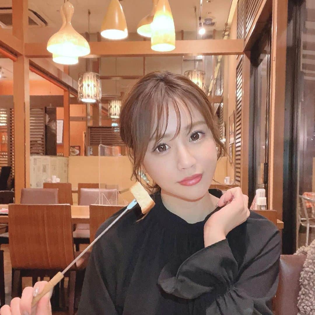 のインスタグラム：「.	 .	 . #手が迷子 🥺   nono /  三郷	 食べログ  3.42	 　	 昨日はお休みだったのでお母さんと	 高校生の頃からずっと通っている	 巷で噂のイタリアンレストランnonoに✨	   Go To Eatの影響か何度か訪問して	 駐車場もお席も満員で入れなかったので	 今回はお席を予約して行きました🚗	   今回注文したのは	 ・カプレーゼ	 初めて頼んだけどチーズの形が印象的！	 ・牛すね肉の赤ワイン煮込み	 しっかりとした味付けで崩れるくらい	 ホロホロに煮込んであります。	 ・チーズフォンデュ	 想像通りのお味♪	 ・レモネード	 というよりはレモン水みたいでした(白目)    ・ウニのトマトクリームパスタ	 これを食べに毎回足を運んでます♪	 高校生の頃からこのパスタ一筋！	 もちもちした自家製の生パスタに	 ウニとクリーミーなトマトソースが	 しっかり絡んですごく好きな味❤️	 パスタは断然生パスタ派です💁‍♀️	   テラス席だったらワンチャンも一緒に🐶 三郷付近だったら一度は行って欲しいお店です♪     【店舗詳細】	 住所 埼玉県三郷市ピアラシティ2-8-7	 営業時間	 ■ランチ 11:00〜14:30 L.O	 ■ディナー 17:00〜21:00 L.O	 （土日祝は15:00～21:30L.O）	 定休日 元旦、1月2日	 予算 1,000〜2,000	   　	  #グルメ女子 #食べるの大好き #グルメな人と繋がりたい #食べるの好きな人と繋がりたい #東京カレンダー #東カレ #東カレ倶楽部 #チーズフォンデュ #食べログ #美食家 #ごはん記録 #食いしん坊 #埼玉グルメ #東京グルメ #イタリアンディナー #イタリアン #フォローミー #サロンモデル #アップスタイル #ヘアアレンジ #セルフアレンジ #オルチャンメイク #韓国コスメ #食べスタグラム #フードスタグラム #グルメ巡り#グルメ部 #instafood  #gourmet」