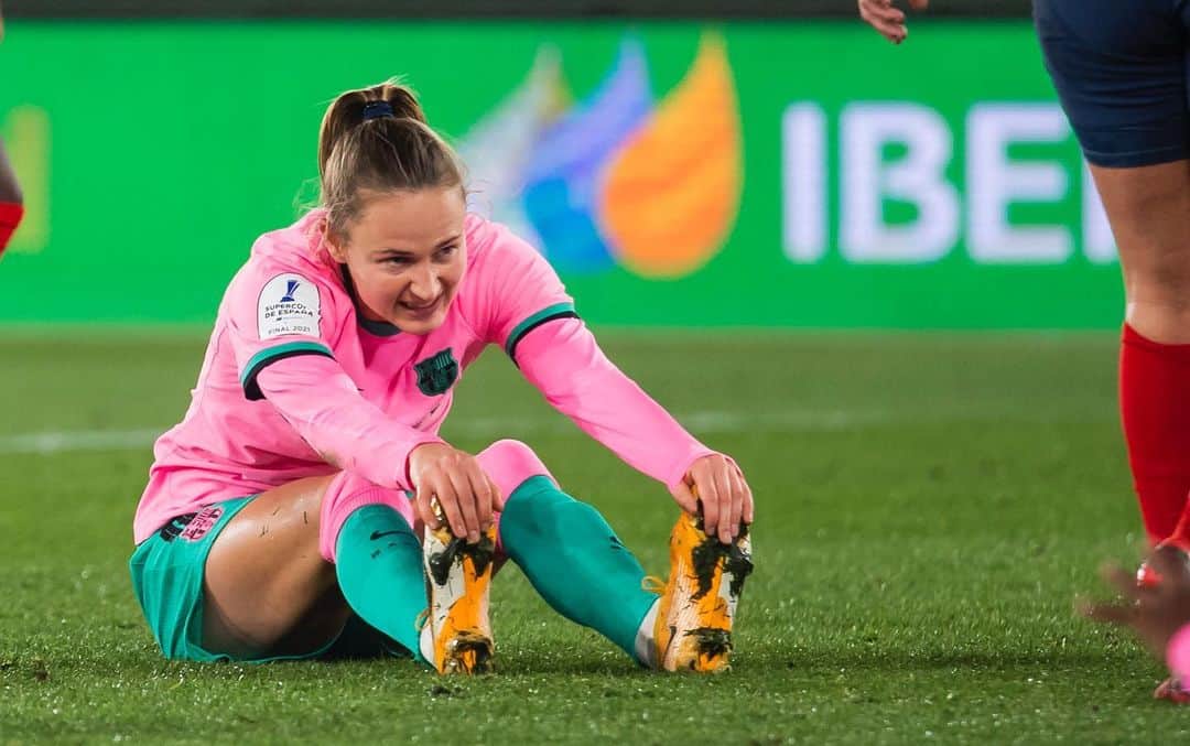 Caroline Graham Hansenのインスタグラム：「Hard way to loose a game. Brutal. That’s sport. That’s football. No matter the pain or cost, we will rise and bounce back. Learn. Together is everything possible! With this team will dreams come true  #soyculé」