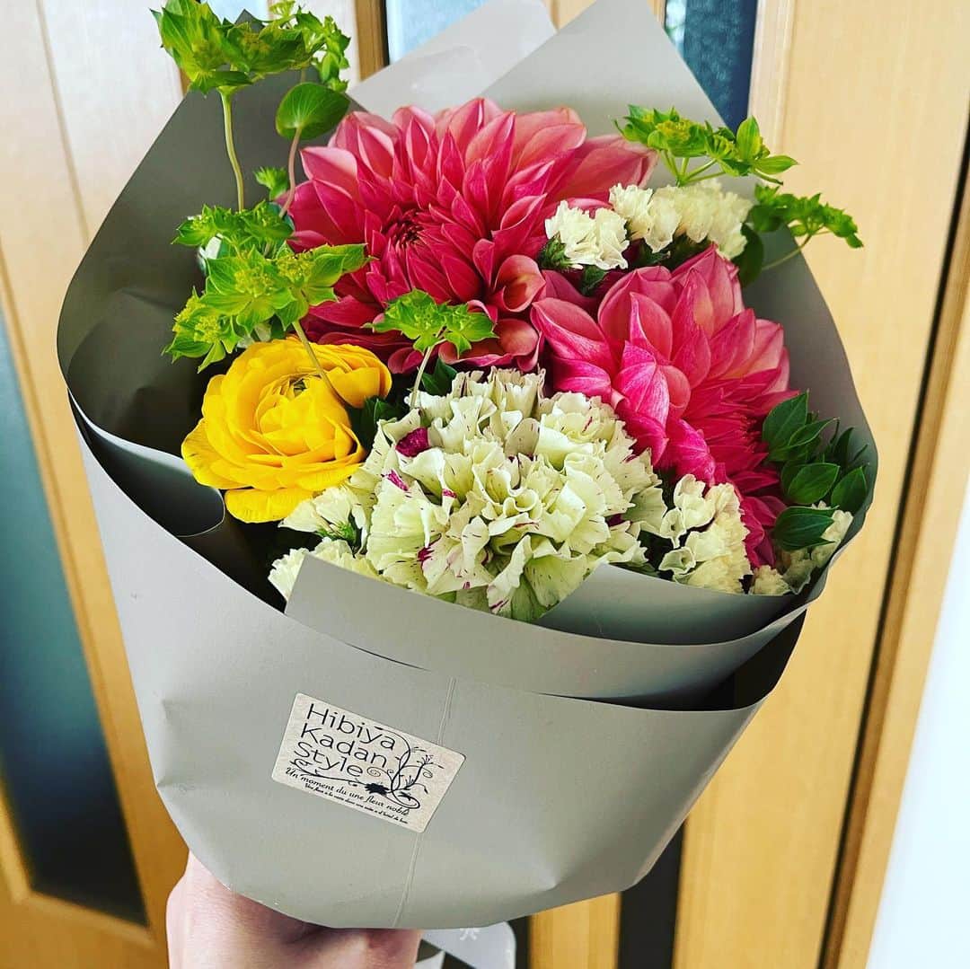 丸山桂里奈さんのインスタグラム写真 - (丸山桂里奈Instagram)「昨日の取材で、お花をいただきました💐 とにかくとにかく嬉しい気持ちです。 私も手土産はもちろん、お花をプレゼントできるような花花な気持ちになりたいなとおもいます💐👏❣️  #お花 #いただきました #嬉しい #イエティも喜び #今日も良き日に #１日が早いあっとゆうま #明日もよろしくお願いします #いい意味で #インスタバエ」1月14日 20時01分 - karinamaruyama