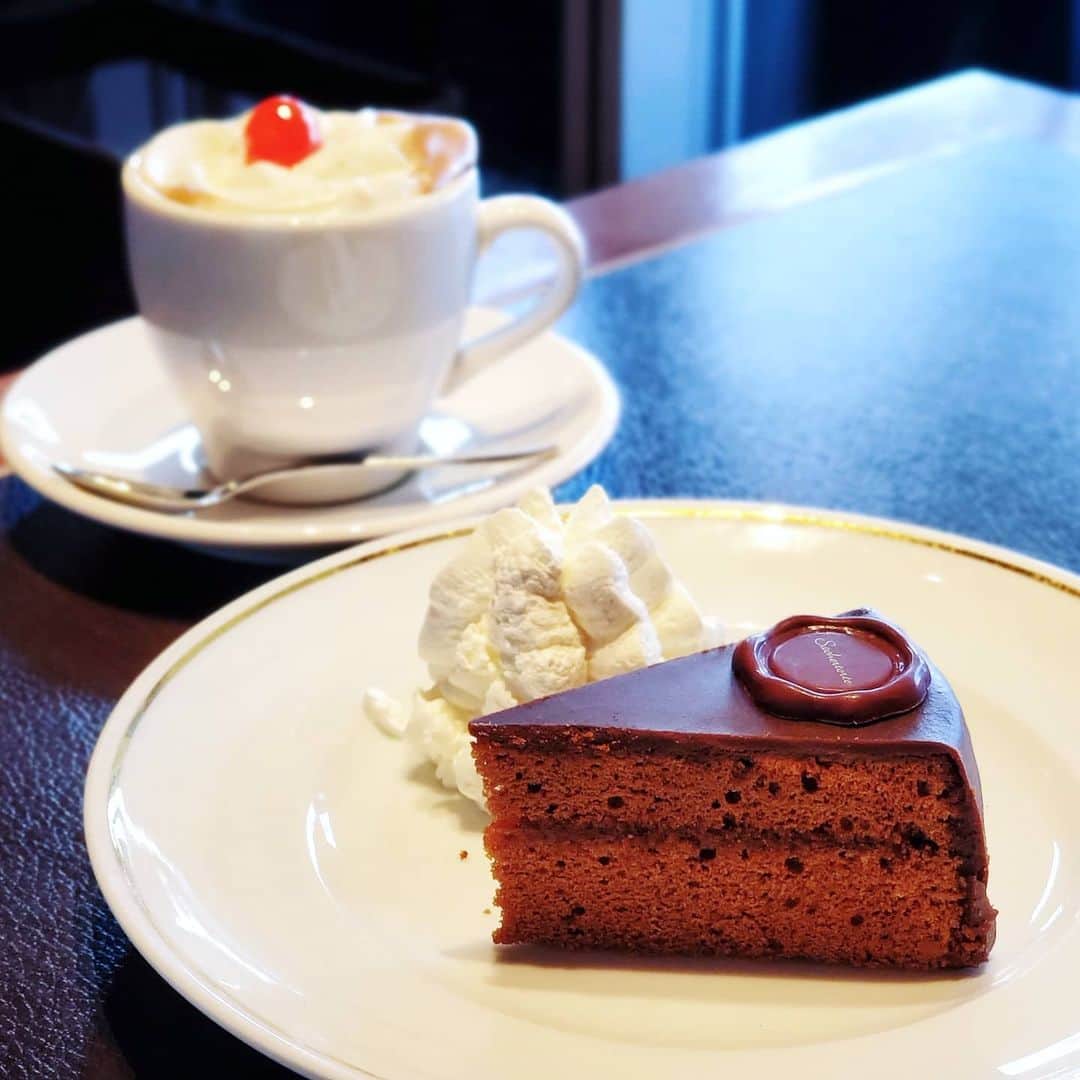 ミスター黒猫（黒猫仙人）のグルメインスタ