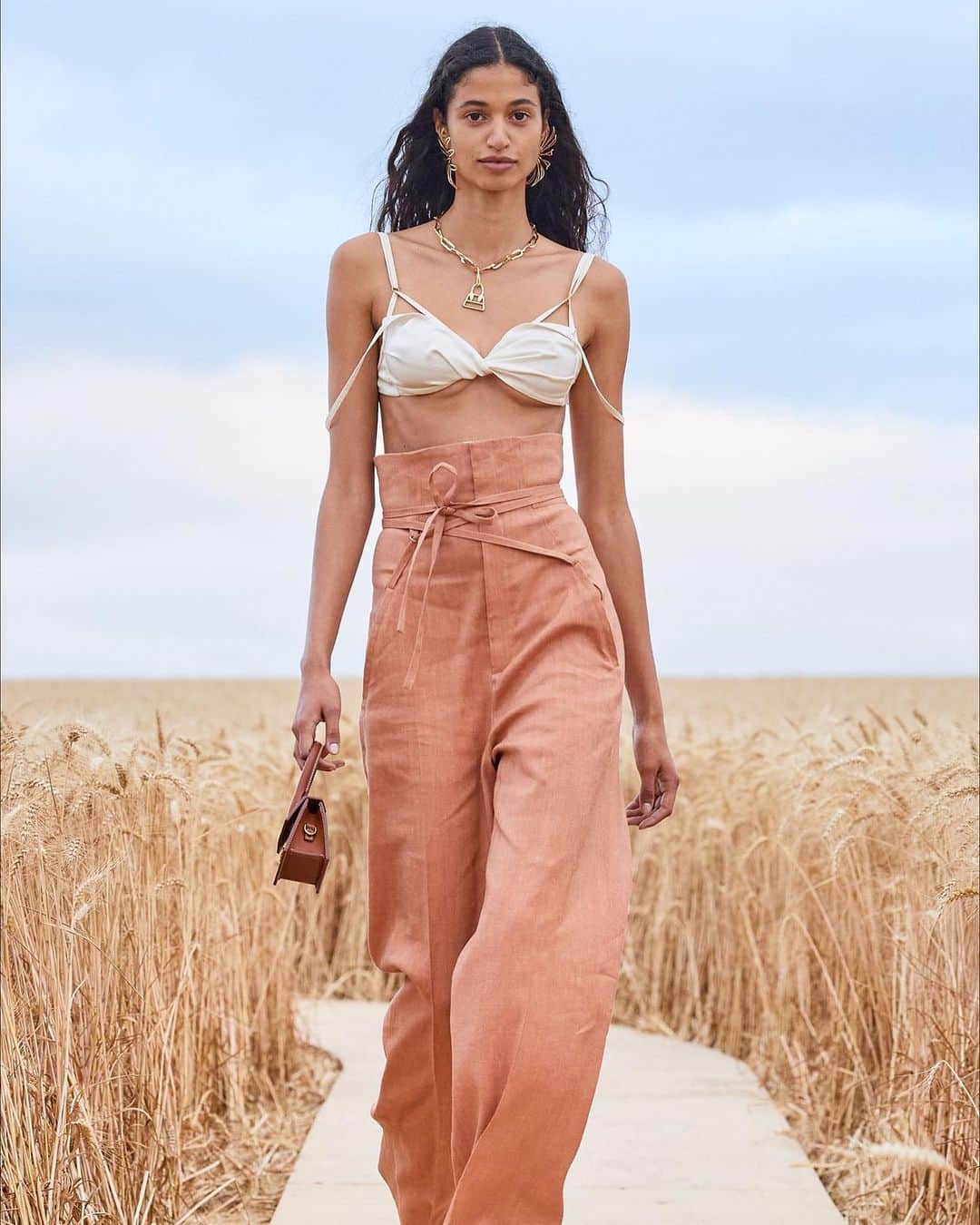 Vogue Italiaさんのインスタグラム写真 - (Vogue ItaliaInstagram)「10 trousers you should wear next Spring: discover all of them at the link in bio. Selection by @OlivaSelene.」1月14日 20時04分 - vogueitalia