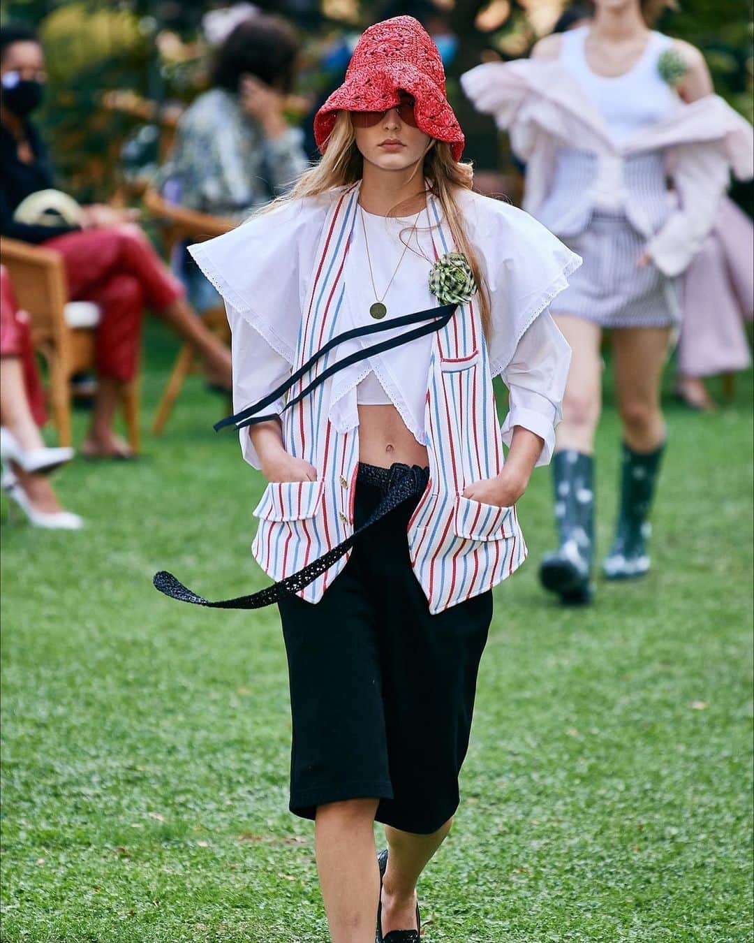 Vogue Italiaさんのインスタグラム写真 - (Vogue ItaliaInstagram)「10 trousers you should wear next Spring: discover all of them at the link in bio. Selection by @OlivaSelene.」1月14日 20時04分 - vogueitalia
