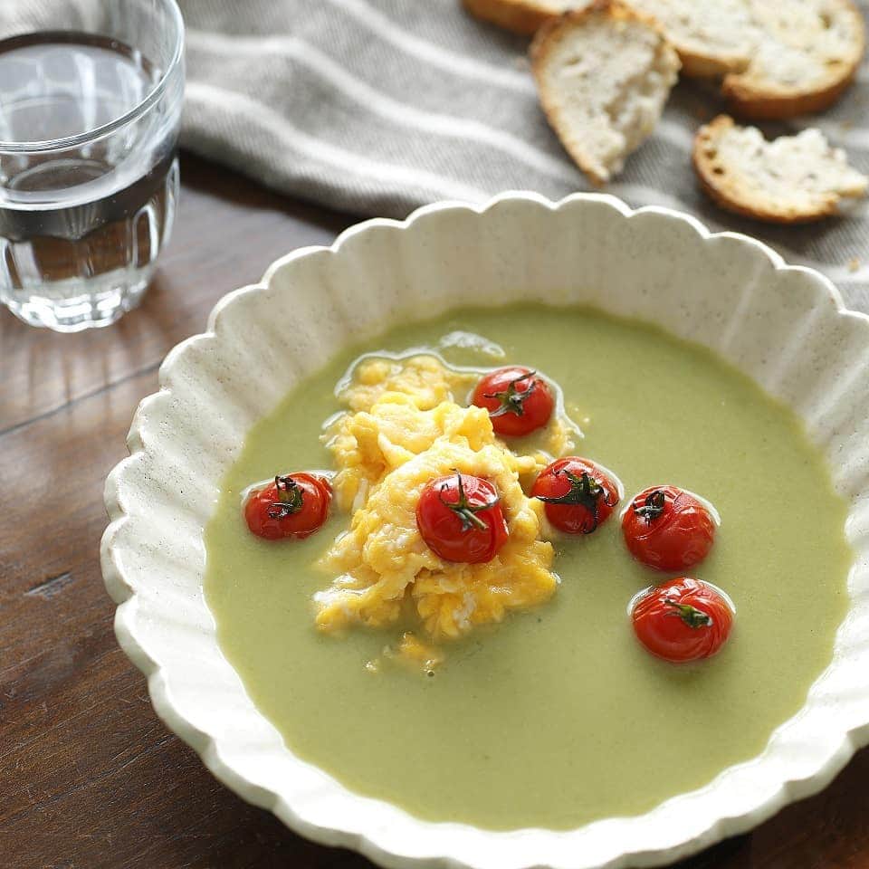 Picard Japon（ピカール）さんのインスタグラム写真 - (Picard Japon（ピカール）Instagram)「グリーンが美しいこのスープ、野菜のおいしさが詰まった、とってもフランスらしい味わいです。 スープを電子レンジに入れている間に卵とトマトを焼いて盛り付けるだけで、栄養バランスも整って、忙しい朝にぴったり。 『滑らかなBIO野菜のスープ～とろとろスクランブルエッグとトマトを添えて～』 * ＜材料(1人分)＞ ・滑らかなBIO野菜のスープ/250g ・卵/2個 ・塩・コショウ/適量 ・バター/小さじ2 ・ミニトマト/6個 * ＜手順＞ ①滑らかなBIO野菜のスープを、パッケージ記載の方法で加熱します。 ②卵を溶きほぐし、塩・コショウで 調味します。 ③熱したフライパンにバターを溶かし、②の卵液を一気に流し入れます。すぐに混ぜてスクランブルエッグにします。 ④卵が固まってきたところで片側に寄せ、空いたところにミニトマトを入れます。トマトの皮が破けてくるまで温めます。 ⑤ ①のスープにスクランブルエッグとミニトマトを盛りつけます。 ※スクランブルエッグにミックス チーズを加えるのもおすすめです。 ＜レシピ監修：渡辺麻紀(料理家)＞ * * #ピカール #picard #ピカールフード #picardfood #スープ #soup #スクランブルエッグ #冬メニュー #温活 #foodpic #instafood #レシピ #recipe #Recette」1月14日 20時07分 - picardjapon
