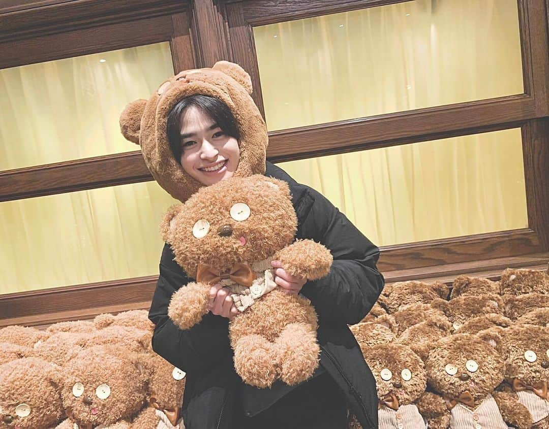 千葉彗太のインスタグラム：「かわいい、ティムだらけ🧸  #ユニバ #ユニバーサルスタジオジャパン #usj #センターパート #センター分け #ぬいぐるみ #かぶりもの #ダウンジャケット #冬服 #冬服コーデ #メンズファッション #メンズコーデ #ティム」