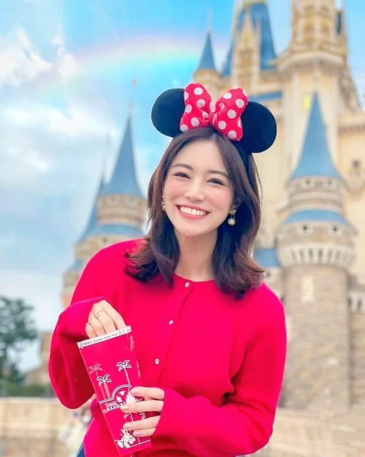 のインスタグラム：「こんばんは💗 . 好評だったTDL編も最終回🐭🎀 . 前回行った時に工事中で撮れなかったシンデレラ城と一緒に🏰👸💗 . 何度見ても綺麗なシンデレラ城💗 これを見ると、ディズニー来たなぁとより感じられますよね😋💕 . 今回も空を青空、人を消すという魔法を @celly_cecilia がやってくれました🪄本当加工サービスでお仕事できると思う！笑 おかげで虹まで出たよ🌈💗笑 . そして最近風船持ってる風の写真が流行ってるらしく早速やってきました🎈❤️笑 . ポップコーンも食べれたし乗り物乗らずとも楽しめてよかったなぁ☺️☺️ 早くコロナ落ち着いて思いっきり楽しめるようになるといいですね🥺 . 余談ですが動画見てもらえたらわかるんだけど、私ウィンク上手くなったよね？笑 （昔、全くできませんでした） . 今日もお疲れ様でした💗 . #tokyodisneyland #tokyodisneyresort #東京ディズニーランド #ディズニーランド #tdl #ディズニーコーデ #disney #ディズニー #バウンドコーデ #ディズニーカチューシャ #ミニーマウス #minnie #minniemouse #ミニー #ミニーちゃん #ディズニー写真部 #ディズニー部 #ディズニー好きな人と繋がりたい #ディズニーバウンド #disneygram #Dハロ #ディズニーリゾート #wink #ウィンク #ポップコーン #ディズニーグルメ #食べ歩き #シンデレラ城 #シンデレラ #cinderella」