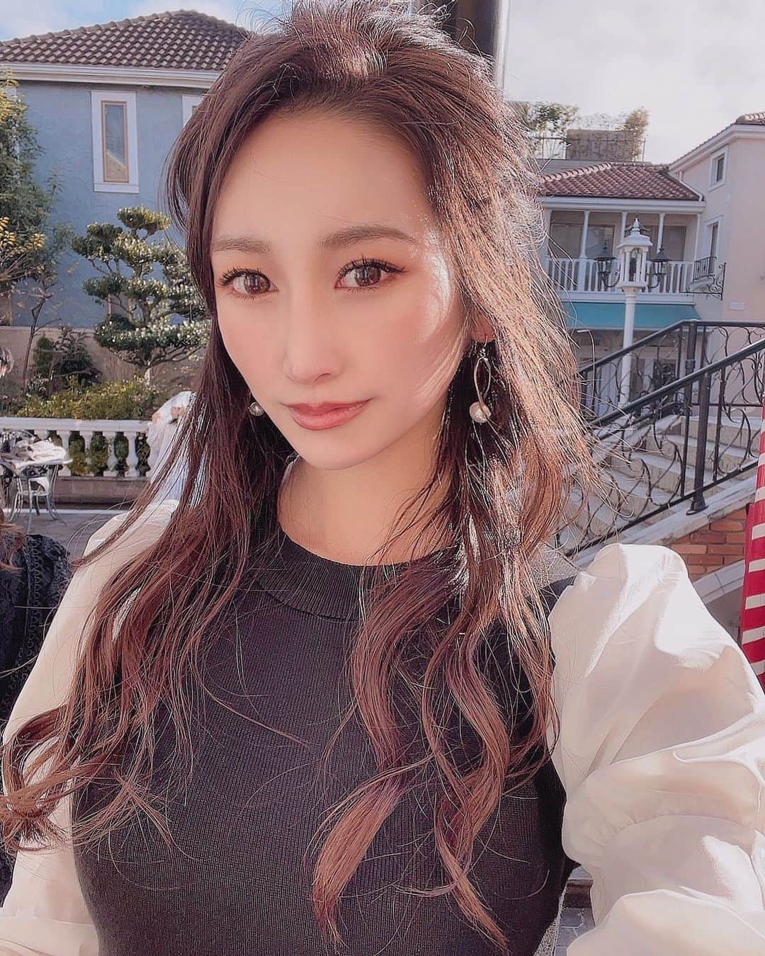 まりあのインスタグラム：「早く美容院もネイルも マツエクも行きたい〜🥲 次髪切っちゃお〜✂︎✂︎  #ヘアメ#ヘアメイク#美容院 #ハーフアップ#アップヘア #ネイル#マツエク#美容#2way #hair#hairmake#nail#fashion」