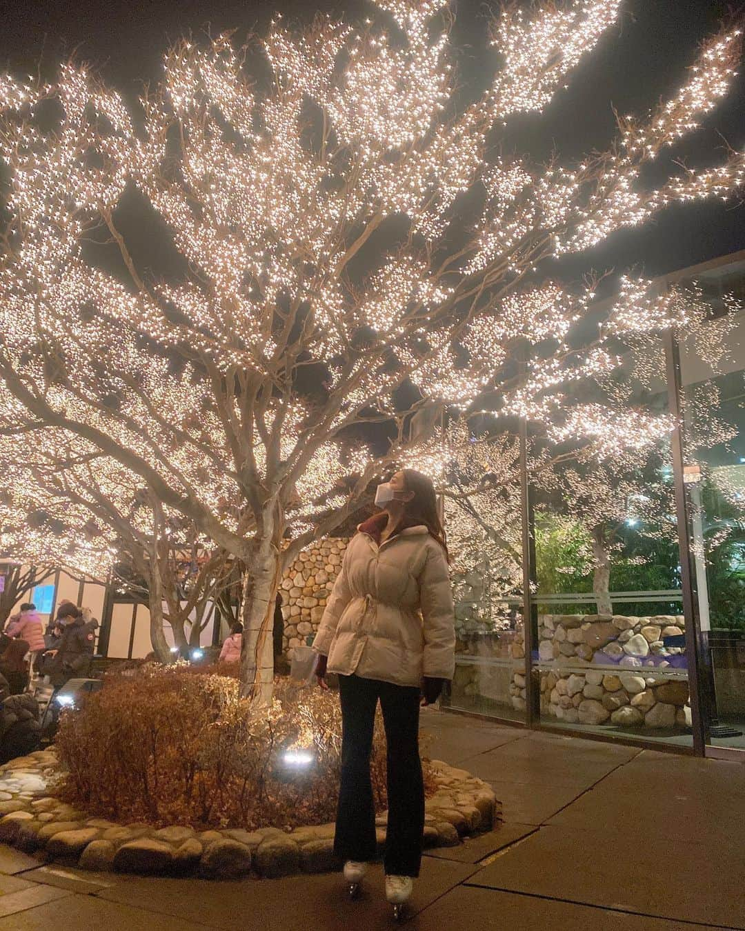 イ・ホジュンさんのインスタグラム写真 - (イ・ホジュンInstagram)「이호정 본업중⛸❄️ 송주 만나러 하얏트 총총❤️  같이 타러 갈 사람~~~~?! - #무릎이_시린건_왜죠 #야외링크는_언제나_신나 - #하얏트호텔 #하얏트 #하얏트아이스링크 #피겨스케이팅 #호정스링크 #커밍순」1月14日 20時12分 - 315hojung