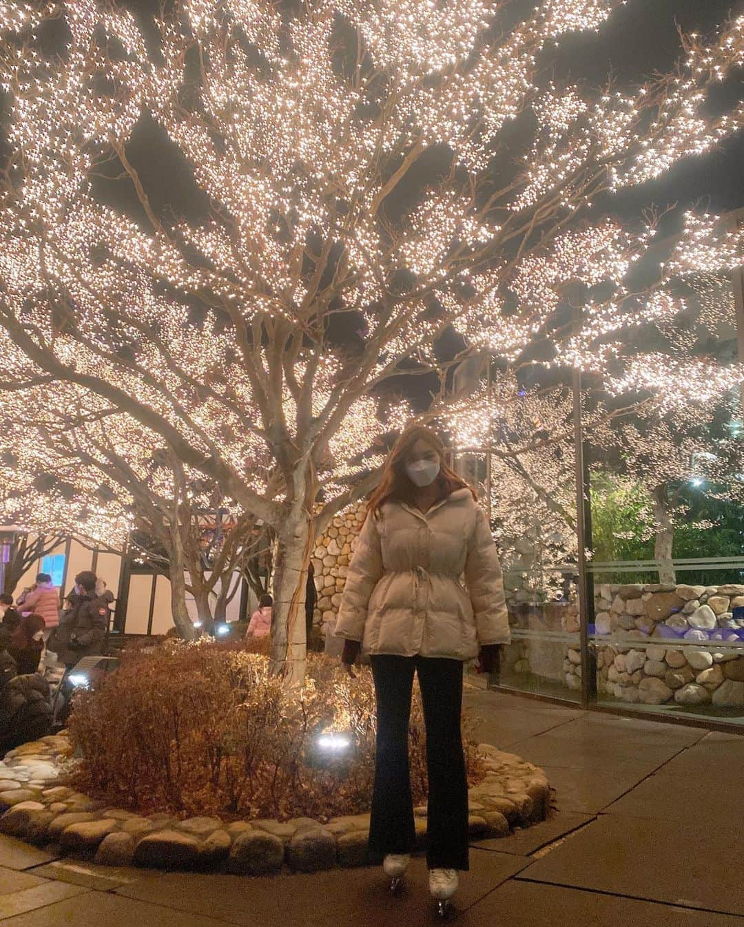 イ・ホジュンさんのインスタグラム写真 - (イ・ホジュンInstagram)「이호정 본업중⛸❄️ 송주 만나러 하얏트 총총❤️  같이 타러 갈 사람~~~~?! - #무릎이_시린건_왜죠 #야외링크는_언제나_신나 - #하얏트호텔 #하얏트 #하얏트아이스링크 #피겨스케이팅 #호정스링크 #커밍순」1月14日 20時12分 - 315hojung