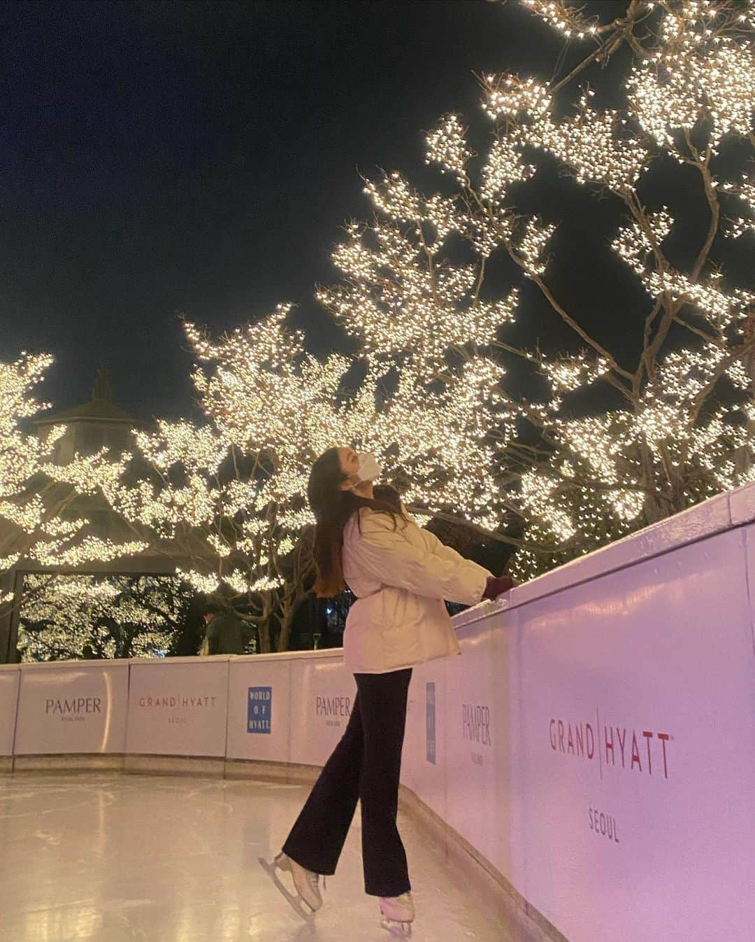 イ・ホジュンのインスタグラム：「이호정 본업중⛸❄️ 송주 만나러 하얏트 총총❤️  같이 타러 갈 사람~~~~?! - #무릎이_시린건_왜죠 #야외링크는_언제나_신나 - #하얏트호텔 #하얏트 #하얏트아이스링크 #피겨스케이팅 #호정스링크 #커밍순」