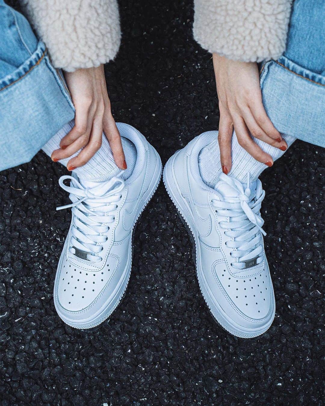 のインスタグラム：「﻿ ﻿ 【 NIKE AIR FORCE 1 】﻿ ﻿ 洗練された、NIKEを代表する一足。﻿ ﻿ ナイキ エア フォースワン '07は、人気のバスケットボールシューズのオリジナルモデルに新たなテイストを加えた一足。﻿ ﻿ 丈夫なステッチを施したオーバーレイ、適度な光沢によって個性が際立つ唯一無二の一足。﻿ ﻿ SIZE :  23 , 23.5 , 24 , 24.5 , 26 , 27 , 28﻿ COL : white , black（Men's only）﻿ ¥ 10,000+tax﻿ ﻿ ﻿ ご質問等はお気軽にDMやコメント欄にお申し付けください🙏🏻﻿ ﻿ ---------------------------------------------------﻿ ﻿ 【SHOP LIST】﻿ ﻿ ✔JOINT WORKS SHINJUKU﻿ 035-363-7572﻿ ﻿ ✔JOINT WORKS MARK IS MINATOMIRAI﻿ 045-640-0177﻿ ﻿ ✔JOINT WORKS LALA PPORT TOKYO-BAY﻿ 047-421-7101﻿ ﻿ ﻿ ﻿ #jointworks ﻿ #baycrews﻿ #2020ss﻿ #nike﻿ #nikeairforce1﻿ #airforce1﻿ #sneaker﻿」