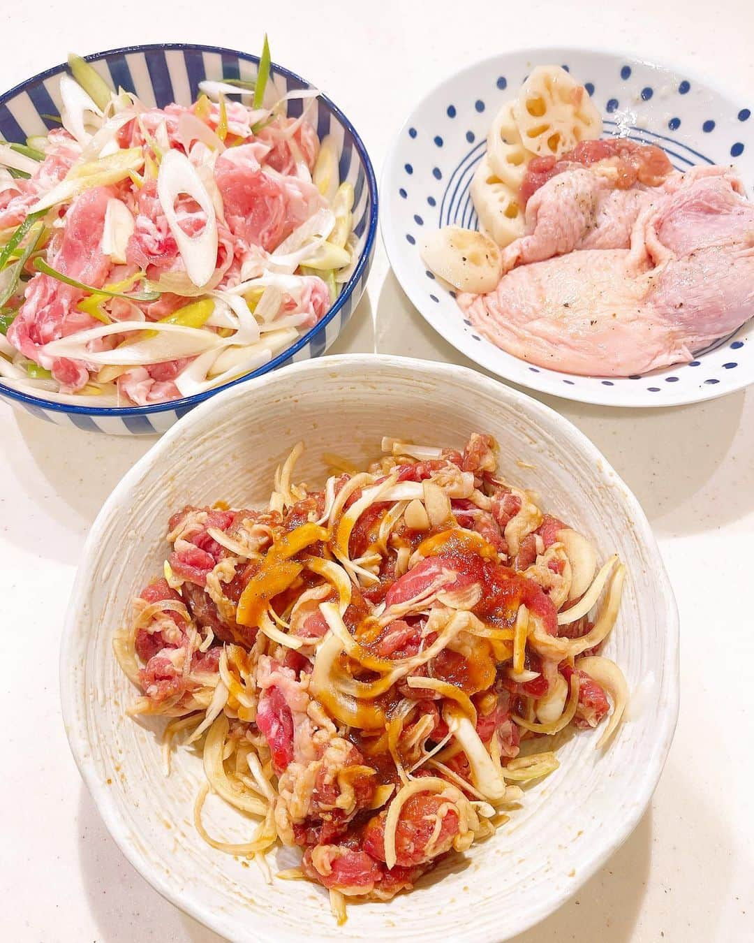 みきママさんのインスタグラム写真 - (みきママInstagram)「【晩御飯は焼肉とキムチです！！】  今日は年に1度のキムチを作ったので、キムチにぴったりの焼肉にしました〜‼️  カルビも何も買ってないので、 牛コマで＋玉ねぎで牛の焼き肉にして、 豚コマ＋ねぎで豚のトントロ風にして、 鶏肉＋蓮根＋にんにくでガーリックステーキにしました✨  辛いのが割りと得意なれんちびは、「辛いー❗️ナムルー❗️」ってさ。辛い時はナムルを食べると和らぐんだって。  すると、れんちび「辛れー。ナムルー。」って、辛いって言いながら、食べていました。  このキムチはね、辛いのが苦手な人でも食べられる病みつきのキムチでね、甘辛でコクがめっちゃあるんです🤤🤤🤤  杏ちゃん「今日ね、プールでクロールと背泳ぎやったんだ。」ってさ。習い事のプールでクロールを習ってきたんだって。  杏ちゃん「クロール簡単だよ。」ってさ。  杏ちゃん、カナヅチのはる兄とれんちびに教えてあげてください🙇‍♀️🙇‍♀️🙇‍♀️  #みきママ　#キムチ　#手作りキムチ　#焼肉　#ナムル」1月14日 20時13分 - mikimama_official