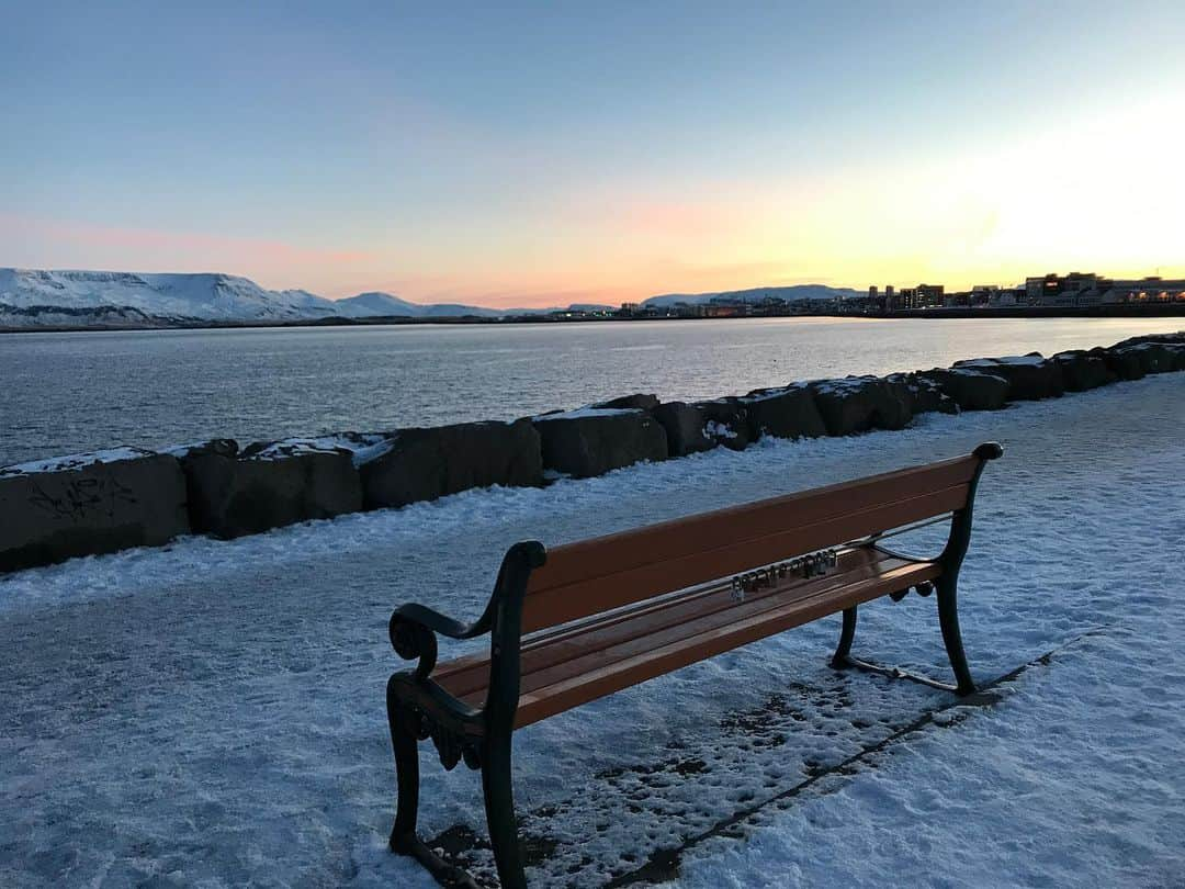 飯田カヅキさんのインスタグラム写真 - (飯田カヅキInstagram)「心が死にそうな時はアイスランドの景色を思い出したりする。  #アイスランド #iceland #レイキャヴィーク #reykjavik #sunrise」1月14日 20時14分 - kazukiiida_strange