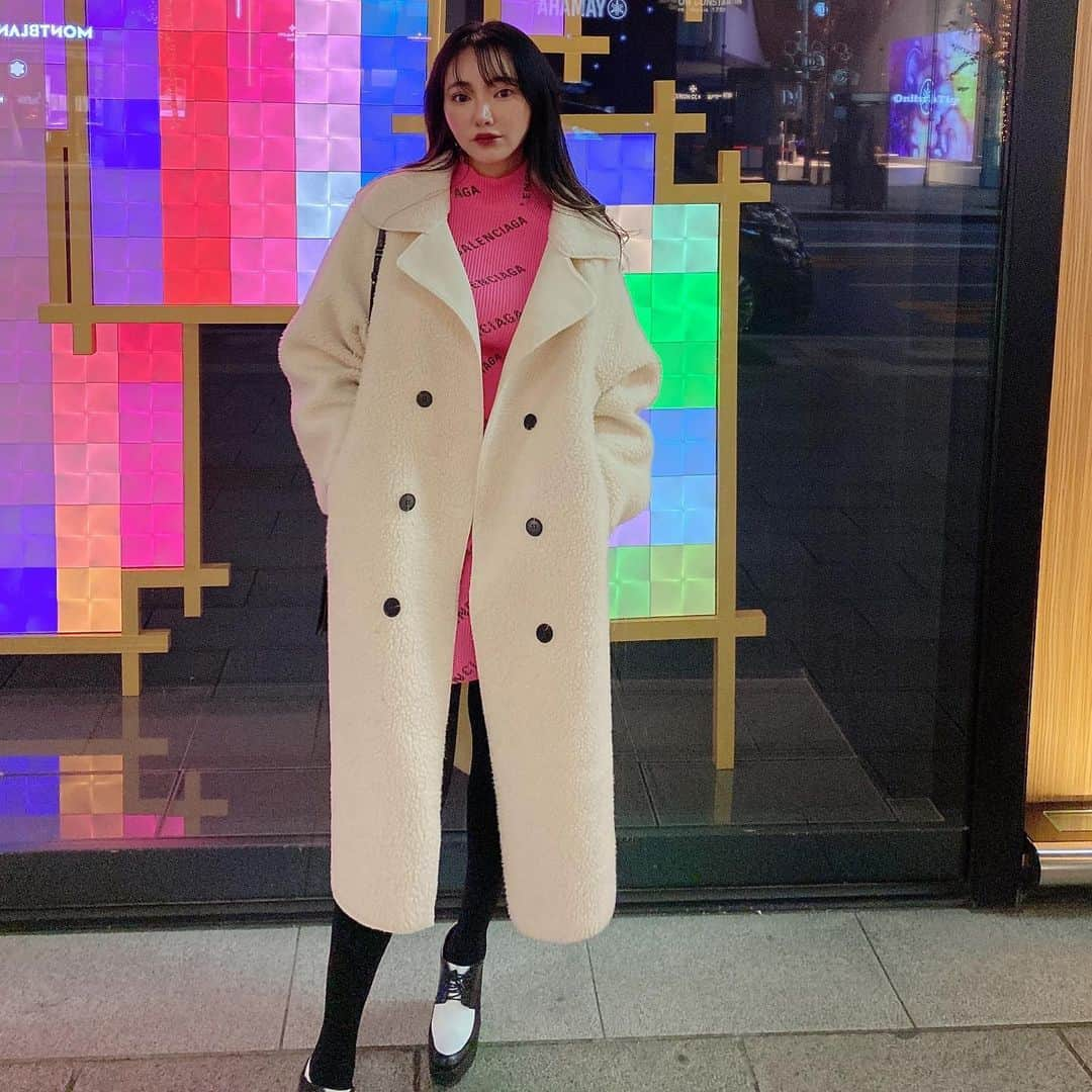 クリスティン・ウェイさんのインスタグラム写真 - (クリスティン・ウェイInstagram)「My favorite valmuer coat #valmuer  【　Valmuer Information　】  1月12日21時頃から今現在まで 公式アカウントへの不正にログイン、乗っ取られるという被害を受けておりました。  みなさまへも被害が及ばないようにまずは、 ご報告と注意喚起をさせて頂ければと思います  弊社の乗っ取られたアカウントより不正なメッセージを受信された方もいらっしゃるとのことで ご迷惑をおかけしてしまい大変申し訳ございませんでした。  今後セキュリティ環境を強化し、今後このような事態が起こらないようスタッフ一同で 努めて参りますので今後とも何卒、宜しくお願い申し上げます。  #ootd #cwfashion  #christinewei #クリスティンウェイ #valmuer #ヴェルムーア #fashiongram #fashionista #knitwear」1月14日 20時14分 - prettywhy