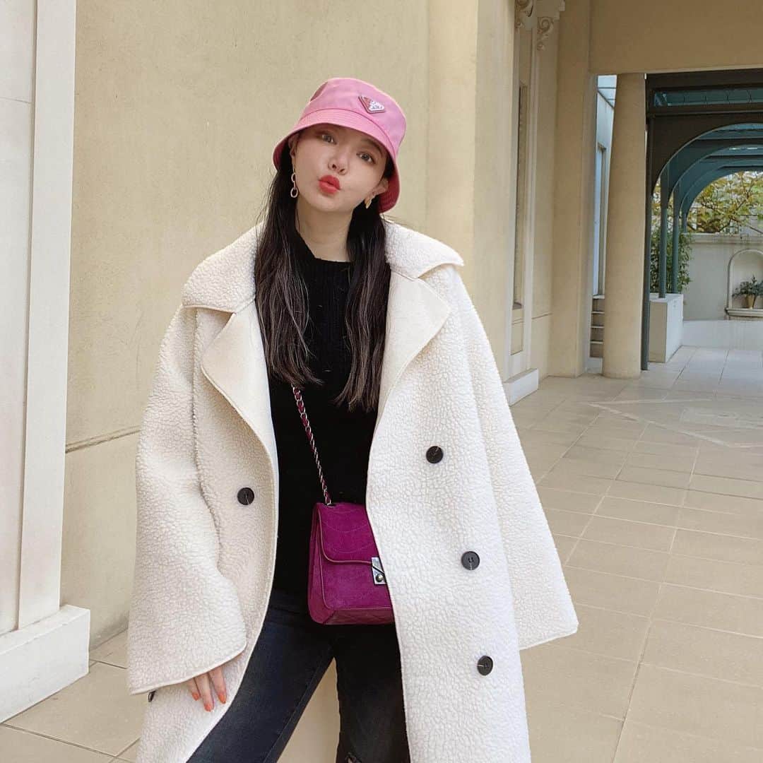 クリスティン・ウェイのインスタグラム：「My favorite valmuer coat #valmuer  【　Valmuer Information　】  1月12日21時頃から今現在まで 公式アカウントへの不正にログイン、乗っ取られるという被害を受けておりました。  みなさまへも被害が及ばないようにまずは、 ご報告と注意喚起をさせて頂ければと思います  弊社の乗っ取られたアカウントより不正なメッセージを受信された方もいらっしゃるとのことで ご迷惑をおかけしてしまい大変申し訳ございませんでした。  今後セキュリティ環境を強化し、今後このような事態が起こらないようスタッフ一同で 努めて参りますので今後とも何卒、宜しくお願い申し上げます。  #ootd #cwfashion  #christinewei #クリスティンウェイ #valmuer #ヴェルムーア #fashiongram #fashionista #knitwear」