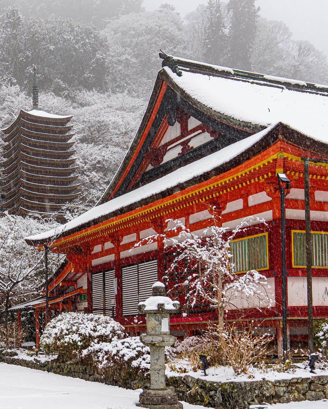 Koichiさんのインスタグラム写真 - (KoichiInstagram)「Red in pure white  雪に包まれると、 様々なものの色が消えていく。 静寂の社に白と朱だけが残った。  #BeautifulJapan #Hellofrom #Nara #談山神社 #奈良  .」1月14日 20時14分 - koichi1717