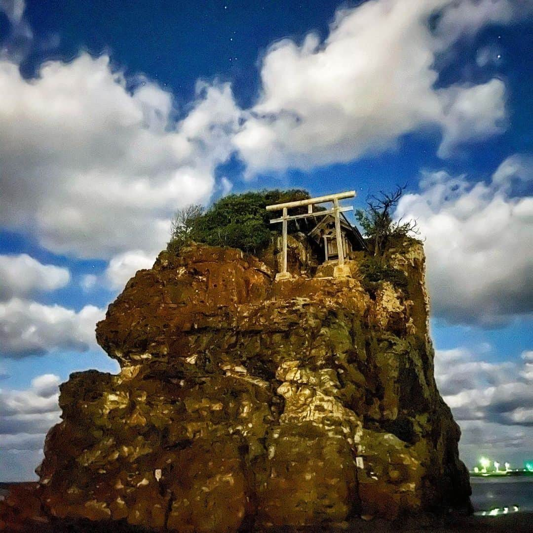 あっくんのインスタグラム：「#出雲大社 #神在月 最終日前日の #稲佐の浜 からの出雲大社へ。 すごい雰囲気。 この時間になると少し怖さもあるけど、だけど気持ちの良い空間。 神在月では、この地に神様が舞い降りて、出雲大社へ向かうと言われてる神降臨の場でもある。 とにかくすごい。。 #パワースポッチャー」