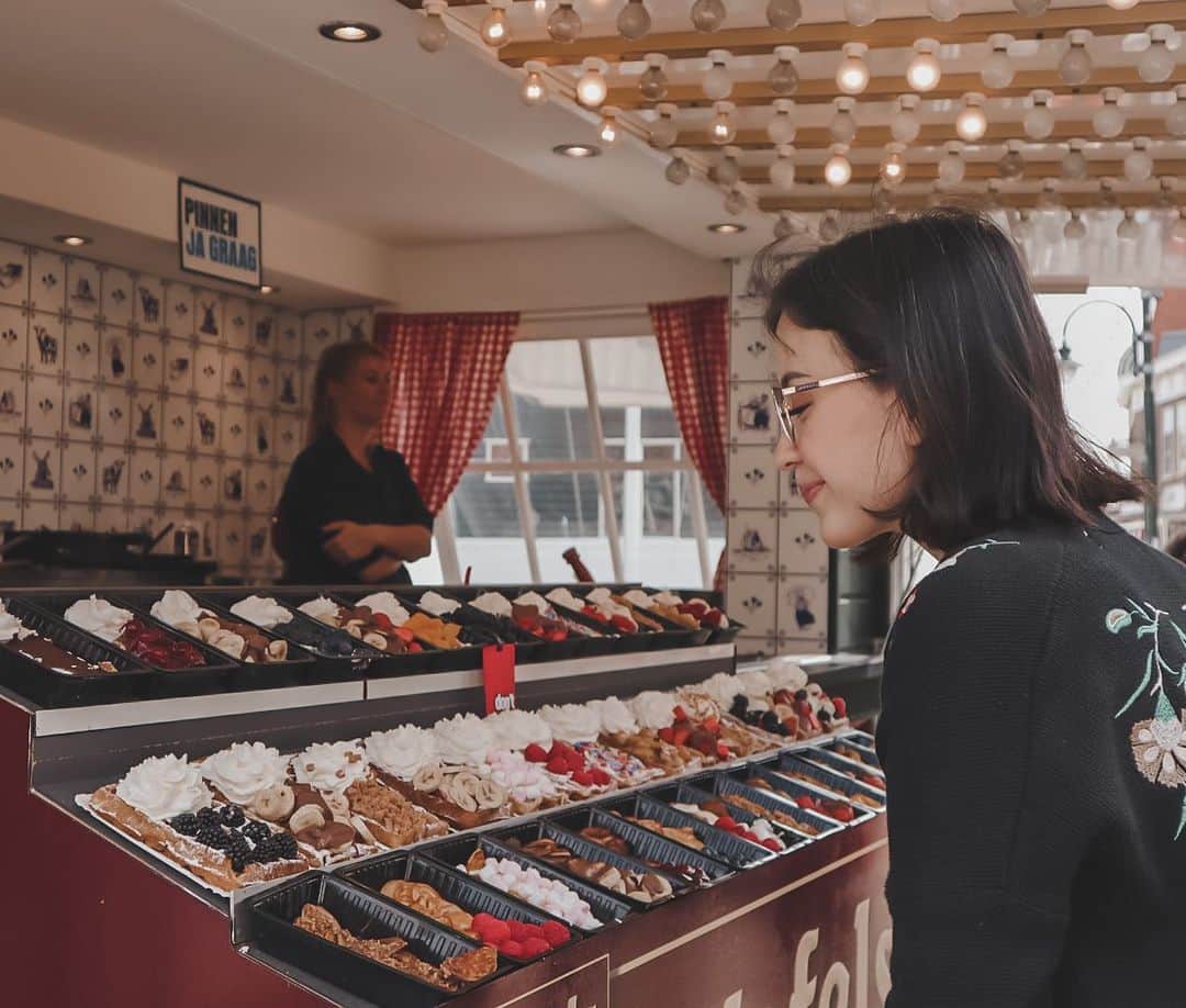 Kimberly Ryderのインスタグラム：「Ngiler nga sih liat yang kayak gini? 🤤 Comment di bawah dessert favorit kalian apa? 🍧🍨🍦🥧🧁🍰🍮🍭🍬🍫🍩🍪🧇🥞🍎🍌🍓🥥🍒 📷 @edward_akbar」