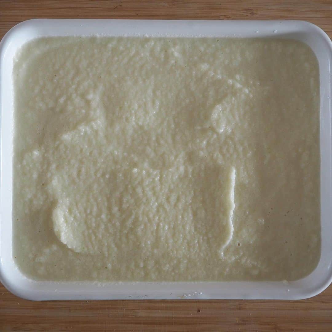 Asano Minamiさんのインスタグラム写真 - (Asano MinamiInstagram)「ホワイトソースはなんだか重たくてたくさん食べれないけど、カリフラワーソースは一生食べれる。牛乳→豆乳でveganに🌱あとおすすめの無添加コンソメは、オーサワの野菜ブイヨン🧅  [カリフラワーソース] カリフラワー 1個 350~400g たまねぎ 中1/2個 茹で汁100ml 牛乳 100ml 無添加コンソメ 大さじ1 塩 小さじ1 -作り方- 1.カリフラワーは一房ずつ切り分け、茎もカットして使う。玉ねぎはくし切りにしておく。 2.沸騰した鍋に、カットしたカリフラワーと玉ねぎをいれ、塩をひとつまみいれて3〜4分程茹でる。 3.茹でたカリフラワーと玉ねぎを取り出して、ミキサーに移し茹で汁、牛乳、コンソメを入れ、ミキサーにかける。 4.ペースト状になったら塩で味を整えて完成。  [鶏とカリフラワーソースのポテトグラタン] 材料　(2人前) 鳥もも肉　1枚　250g じゃがいも 1個 オリーブオイルオイル　適量 酒　大さじ1 しょうゆ　大さじ1 カリフラワーソース チーズ　適量  下準備 オーブンを230℃に予熱しておく。  1.じゃがいもは千切りにして水にさらしておく。 2.鳥もも肉は食べやすい大きさにカットする。 3.フライパンにオリーブオイルを適量入れ、じゃがいもと鶏肉を火が通るまで炒める。 4.火が通ったら酒と醤油を入れ味をつける。 5.耐熱皿に炒めたじゃがいもと鶏肉を入れ、カリフラワーソースをお皿いっぱいまで入れる。 6.上からチーズをトッピングして、230℃に予熱したオーブンで20〜25分焼く。 7.焼き色が綺麗についたら、オーブンから取り出して完成。  #レシピ #カリフラワーソース #グラタン #無添加コンソメ」1月14日 20時16分 - minami_asano