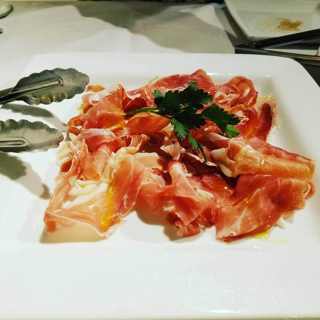 小錦千絵（TAUPOU）さんのインスタグラム写真 - (小錦千絵（TAUPOU）Instagram)「🌴ALOHA🌴  今夜はアラモアナ近くにある@berninihonolulu で食事しました！  ハワイに来たら1度は行きたいお店です☺️  ・ ・ ・ ・ ・ #Bernini #イタリアンレストラン #ハワイ #restaurant #KONISHIKI #ハワイのレストラン」1月14日 20時19分 - taupou52
