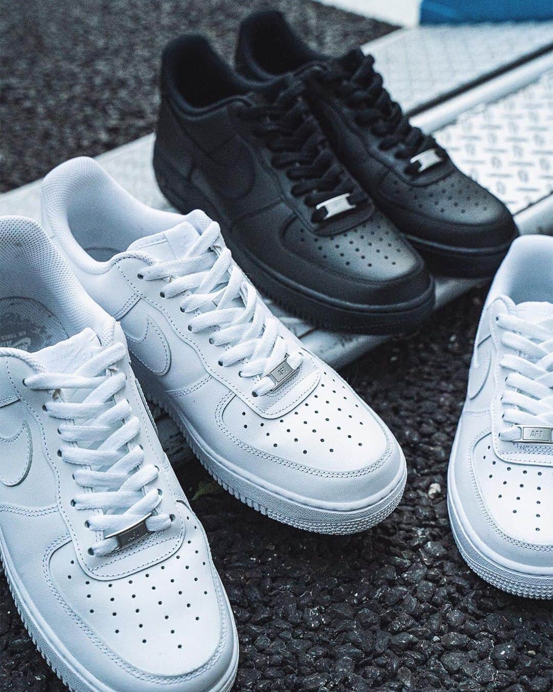 のインスタグラム：「﻿ ﻿ 【 NIKE AIR FORCE 1 】﻿ ﻿ 洗練された、NIKEを代表する一足。﻿ ﻿ ナイキ エア フォースワン '07は、人気のバスケットボールシューズのオリジナルモデルに新たなテイストを加えた一足。﻿ ﻿ 丈夫なステッチを施したオーバーレイ、適度な光沢によって個性が際立つ唯一無二の一足。﻿ ﻿ SIZE :  23 , 23.5 , 24 , 24.5 , 26 , 27 , 28﻿ COL : white , black（Men's only）﻿ ¥ 10,000+tax﻿ ﻿ ﻿ ご質問等はお気軽にDMやコメント欄にお申し付けください🙏🏻﻿ ﻿ ---------------------------------------------------﻿ ﻿ 【SHOP LIST】﻿ ﻿ ✔JOINT WORKS SHINJUKU﻿ 035-363-7572﻿ ﻿ ✔JOINT WORKS MARK IS MINATOMIRAI﻿ 045-640-0177﻿ ﻿ ✔JOINT WORKS LALA PPORT TOKYO-BAY﻿ 047-421-7101﻿ ﻿ ﻿ ﻿ #jointworks ﻿ #baycrews﻿ #2020ss﻿ #nike﻿ #nikeairforce1﻿ #airforce1﻿ #sneaker﻿」