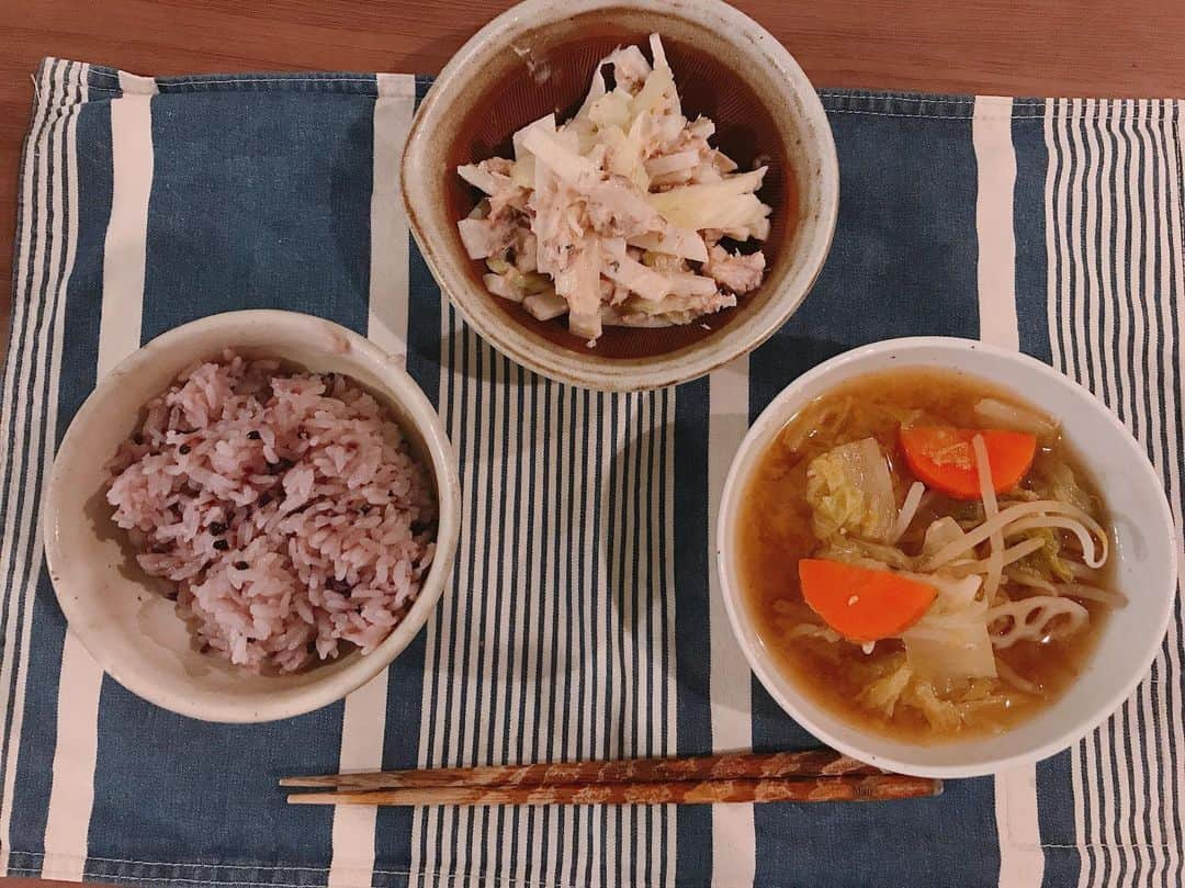 真央のインスタグラム：「今日の晩ご飯 具沢山のお味噌汁をメインに◯ 鯖と大根マヨぽん これに明太子や厚揚げちょこっと  今日のお味噌は自家製味噌を。 濃ゆくて美味しいのです。  今年もそろそろお味噌仕込みはじめるかなぁ◯◎⚪︎ . . #うちの晩ご飯 #お味噌汁 #具沢山味噌汁  #お味噌#自家製味噌 #発酵食品#発酵食 #発酵ライフ #腸活#免疫力を高める  #日々のこと#ケの日ごはん」