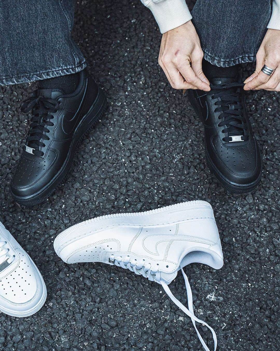 のインスタグラム：「﻿ ﻿ 【 NIKE AIR FORCE 1 】﻿ ﻿ 洗練された、NIKEを代表する一足。﻿ ﻿ ナイキ エア フォースワン '07は、人気のバスケットボールシューズのオリジナルモデルに新たなテイストを加えた一足。﻿ ﻿ 丈夫なステッチを施したオーバーレイ、適度な光沢によって個性が際立つ唯一無二の一足。﻿ ﻿ SIZE :  23 , 23.5 , 24 , 24.5 , 26 , 27 , 28﻿ COL : white , black（Men's only）﻿ ¥ 10,000+tax﻿ ﻿ ﻿ ご質問等はお気軽にDMやコメント欄にお申し付けください🙏🏻﻿ ﻿ ---------------------------------------------------﻿ ﻿ 【SHOP LIST】﻿ ﻿ ✔JOINT WORKS SHINJUKU﻿ 035-363-7572﻿ ﻿ ✔JOINT WORKS MARK IS MINATOMIRAI﻿ 045-640-0177﻿ ﻿ ✔JOINT WORKS LALA PPORT TOKYO-BAY﻿ 047-421-7101﻿ ﻿ ﻿ ﻿ #jointworks ﻿ #baycrews﻿ #2020ss﻿ #nike﻿ #nikeairforce1﻿ #airforce1﻿ #sneaker﻿」