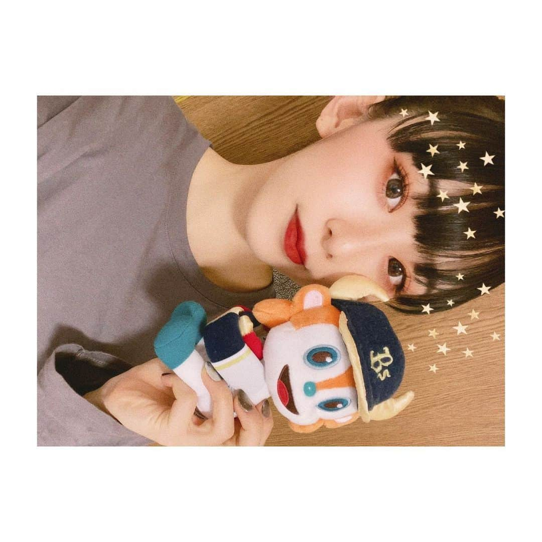 YURINAさんのインスタグラム写真 - (YURINAInstagram)「・﻿ 🐮🍙💙﻿ ﻿ ﻿ 📸 with 我が家にいるブルくん☆﻿ ﻿ ﻿ ﻿ こんばんは〜！﻿ ﻿ ﻿ ﻿ あと9回寝たらライブ本番！！！﻿ なんだかまだ実感が湧かない😂﻿ ﻿ 最近はライブに向けて沢山踊ってるので﻿ 筋膜リリースローラーなど使って、﻿ いつもより念入りに使った筋肉を ほぐすようにしています💪🏻﻿ ﻿ ﻿ 体を動かすのと同じくらいケアも大切！﻿ ﻿ ﻿ ﻿ 皆さんも休息しっかりとって、﻿ 元気に過ごして下さいね😌✨﻿ ﻿ ﻿ ﻿ ﻿ ﻿ #baseball #プロ野球 #ORIX #Buffaloes #BsGirls﻿ #京セラドーム大阪 #ほっともっとフィールド神戸 ﻿ #yurina_359  #BsGirls2020 #performer﻿ #dance #全力パフォーマンス ﻿ #高身長女子 #筋トレ女子 #腹筋女子﻿ #トレーニング女子 #ボディメイク ﻿ #野球好きと繋がりたい #オリ姫 #野球女子﻿ #バファローブル #マスコット #ブルくん﻿ #ファイナルライブ #ワンマンライブ﻿ #グランフロント大阪 #ナレッジシアター﻿ #筋膜リリース #筋膜ほぐし #マッサージ」1月14日 20時21分 - yurina_bsgirls_359