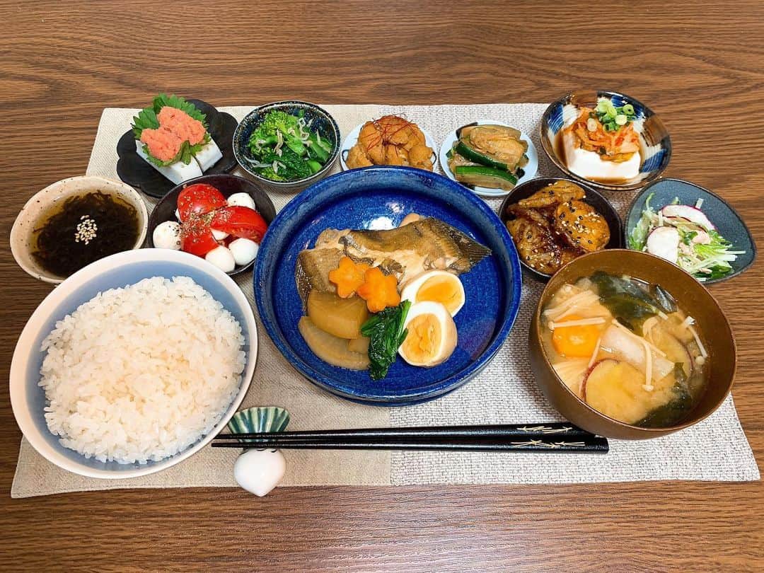 こっちゃんのインスタグラム：「2020シーズン中ご飯🍚🐟 この日のメインはカレイの煮付け🌝  たらこが大量に手に入った時やったから贅沢に蒲鉾に挟んで食べたー💓 . . . . . . #カレイの煮付け  #鰈の煮付け  #さつまいもとれんこんの甘酢炒め  #ズッキーニ  #菜の花 #菜の花レシピ #蒲鉾 #カリフラワー #水菜サラダ #トマトのカプレーゼ  #おうちごはん #夜ご飯 #自炊 #サッカー選手のごはん  #アスリート飯  #おうち時間 #ふたりごはん  #食卓 #お家ご飯 #よるごはん #晩ご飯 #献立 #献立日記 #アスリート #アスリートご飯 #手料理 #作り置き #副菜 #カターレ富山  #kataller」