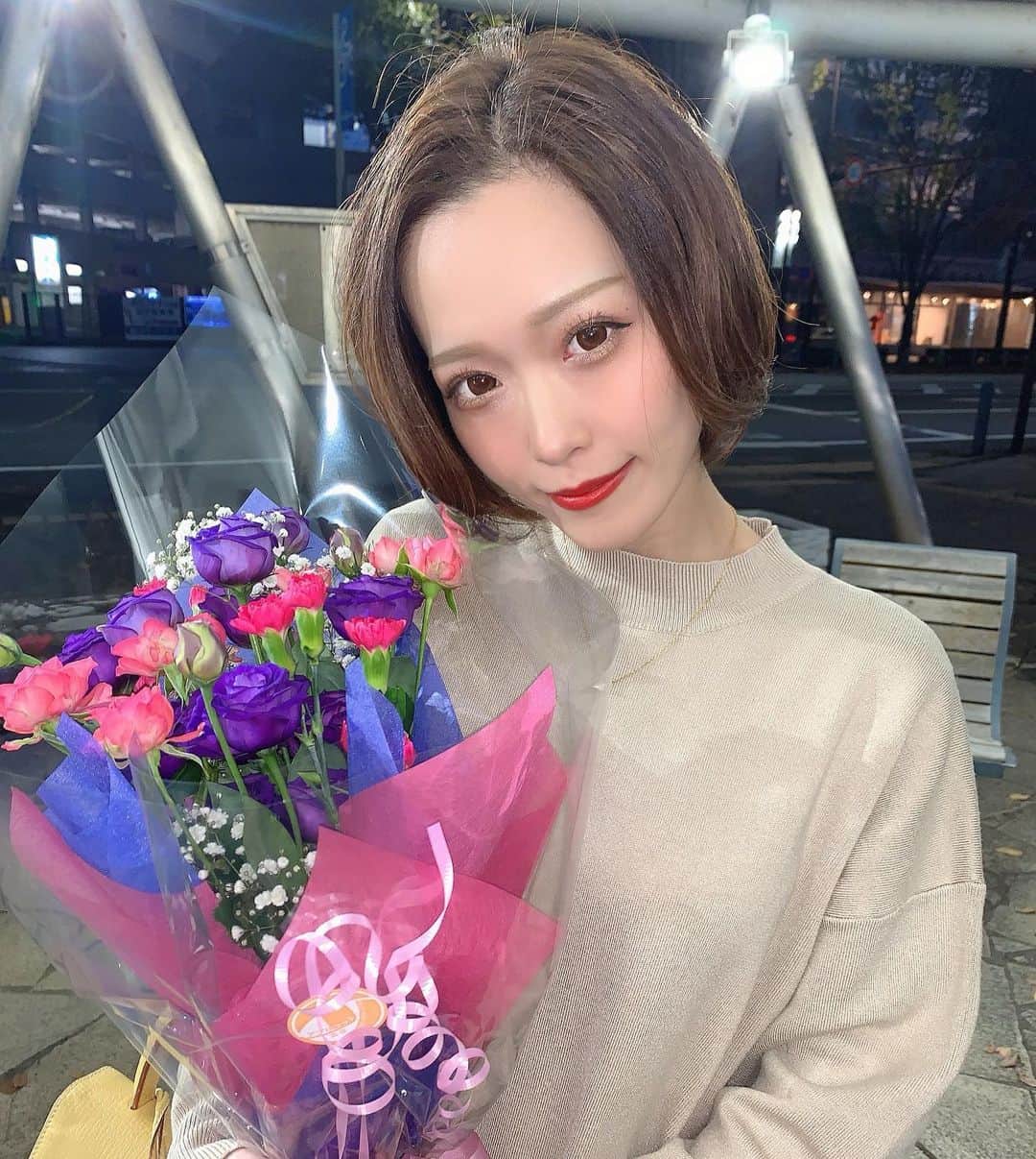 こっちゃんのインスタグラム：「11/22（良い夫婦の日）にいつもありがとうって花束をプレゼントしてくれた時の🌝🎁💐  めっちゃ嬉しかったなぁ✨  ドライフラワーにして部屋に飾ってる☃️ . . . . . . . . . . . #サロモ  #関西サロモ #ヘアアレンジ  #ショートボブ  #撮影 #セルカ #カラコン #メイク #ショートヘア #イエベ  #難波 #ハンサムショート  #梅田 #메이크업 #ハンサムショート女子  #ショートヘアアレンジ  #カット #カラー #셀카  #ショートボブ #미용 #좋아요 #ピアス #富山 #富山美容室 #花束 #ドライフラワー」