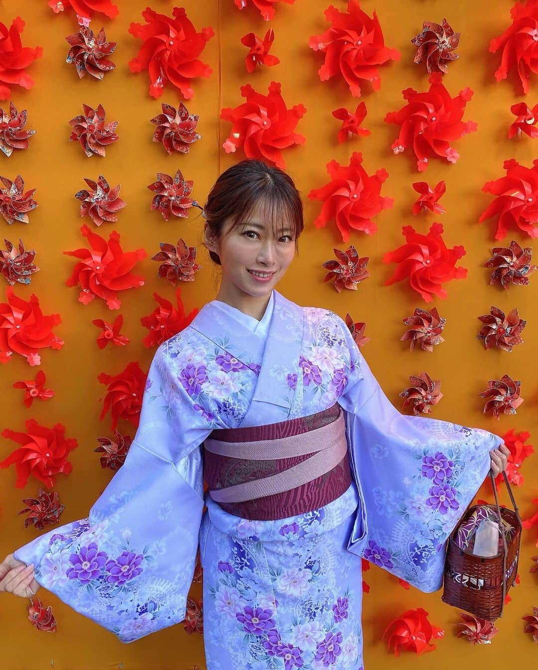 畑中香澄のインスタグラム：「Kimono🎌🤍 . 1年振りの着物☺️✨ 去年もここで撮った写真UPしてる🤭 . 紅白苺と映えなお団子は @asakusa.soratsuki 🍓🤍 . 着物は去年と同じ @asakusa_omotenashi  でレンタルしました🦋 . 最近はレースとかツインテール系多いみたいだけど、 シンプルなスタイルもやってくれます😊 . 着付けもヘアもめっちゃ上手いし、 着物も他より可愛いのがたくさんあるからおすすめ✨ . 京都の唯一無二でも着物着たいなあ🤍 春になったら満開の桜見に行きたい🌸✨ . 花粉症の薬を持って。笑 . . #浅草 #浅草インスタスポット #紅白苺 #DJKASUMI #浅草食べ歩き #風車 #レンタル着物 #そらつき #いちご」