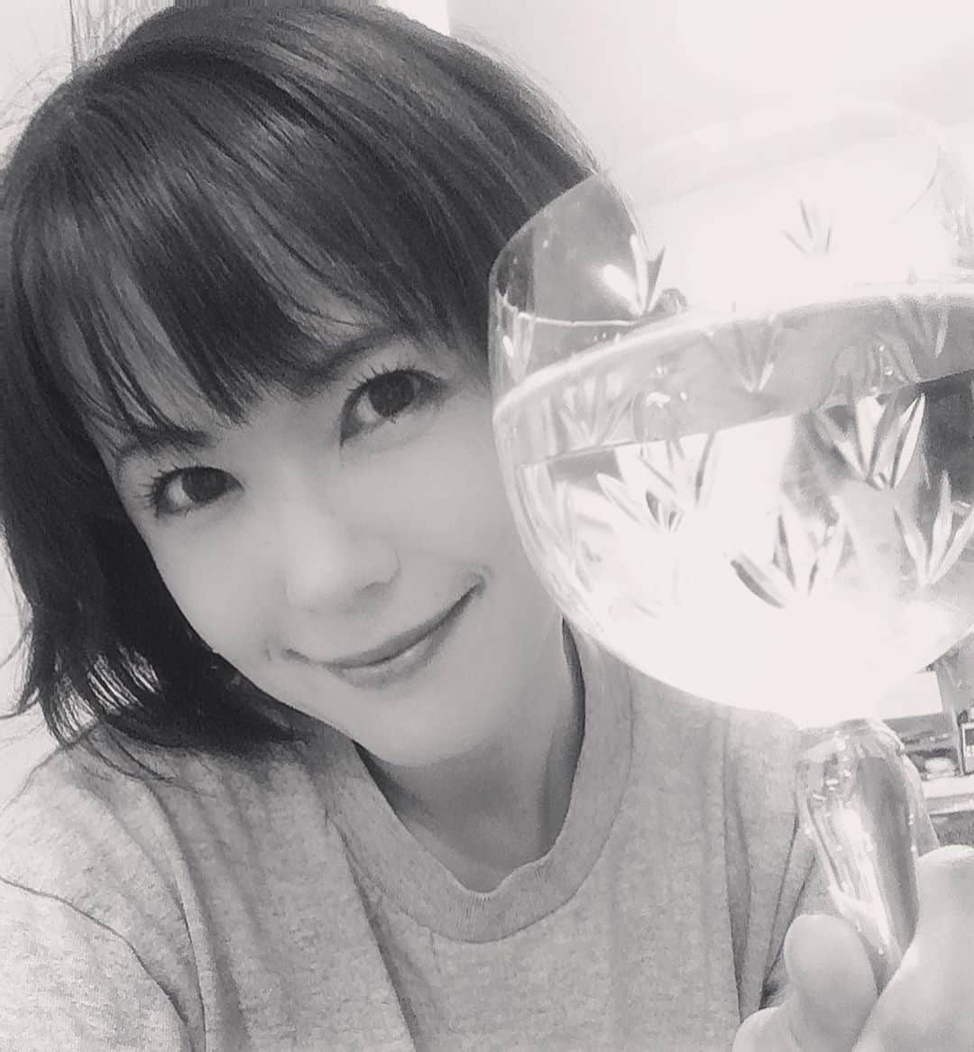 のインスタグラム：「今日も一日、よー働いた！  #かんぱーい #今日も一日お疲れ様でした  #この一杯で  #リフレッシュ  #ごめんなさい  #3杯のまちがいでした  #働くママ  #ワーママ  #お家飲み   #cheers #workingmama」