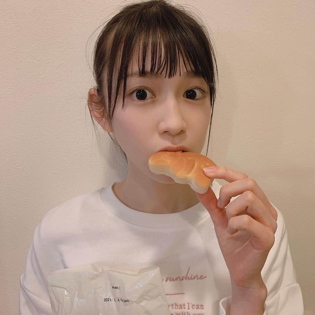 町田恵里那さんのインスタグラム写真 - (町田恵里那Instagram)「☁︎☽﻿ 無印良品の映えフード‪ 𓈒𓏸 ◌ ﻿ ﻿ ﻿ インスタで人気のコアラパンを﻿ 初めてゲットしてみたの🐨﻿ サンドウィッチとかにもしてみたいっ。﻿ ﻿ ビスケットは、相変わらず﻿ パクパクと食べれちゃう..‪❤︎﻿ ﻿ ﻿ みんなの "おすすめ無印アイテム"も﻿ ぜひコメント欄に書いてみてね५✍⋆﻿ ﻿ ﻿ ﻿ ﻿ ﻿ ﻿ #無印良品 #無印 #無印購入品 #コアラパン #てんさい糖ビスケット」1月14日 20時35分 - machida_erina122